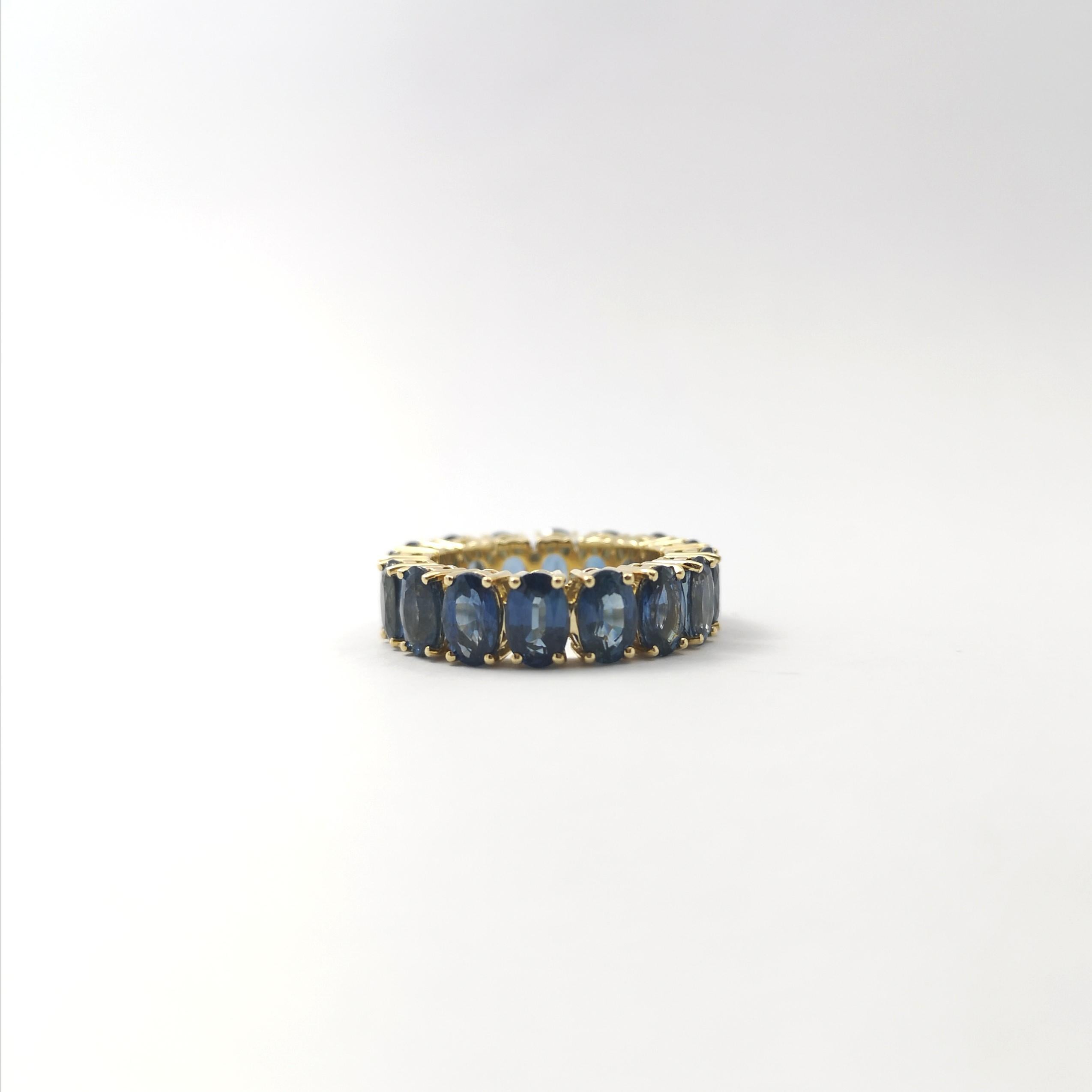 Bague d'éternité en or 18 carats sertie de saphirs bleus en vente 5