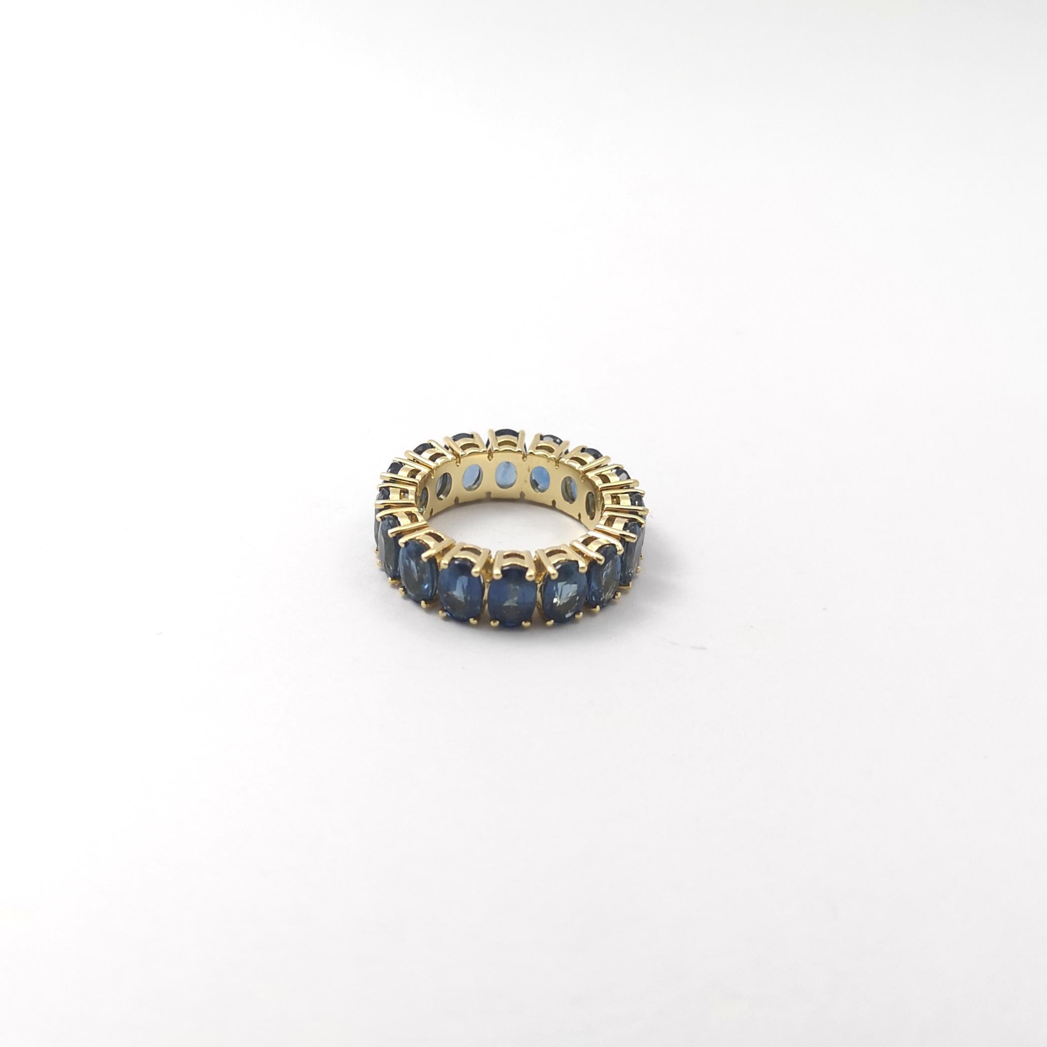 Bague d'éternité en or 18 carats sertie de saphirs bleus en vente 6