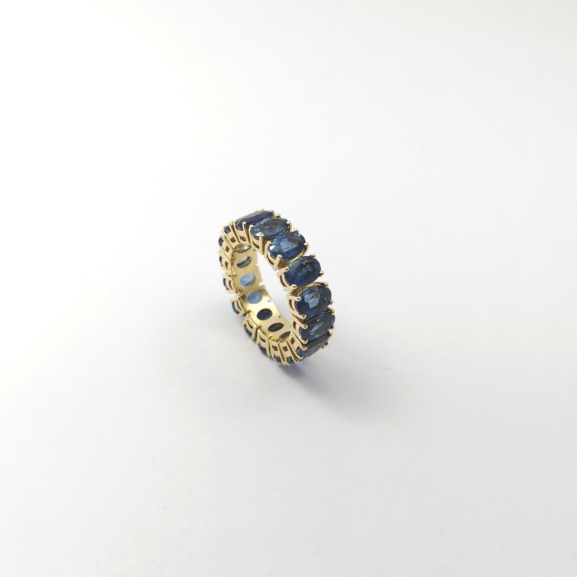 Bague d'éternité en or 18 carats sertie de saphirs bleus en vente 7