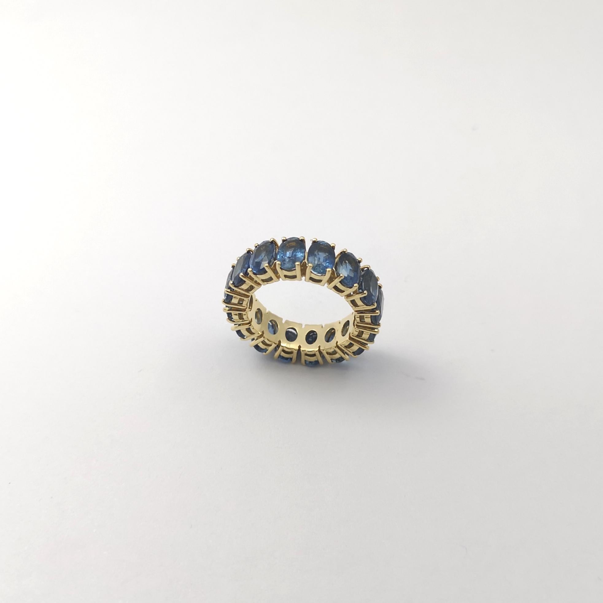 Bague d'éternité en or 18 carats sertie de saphirs bleus en vente 8