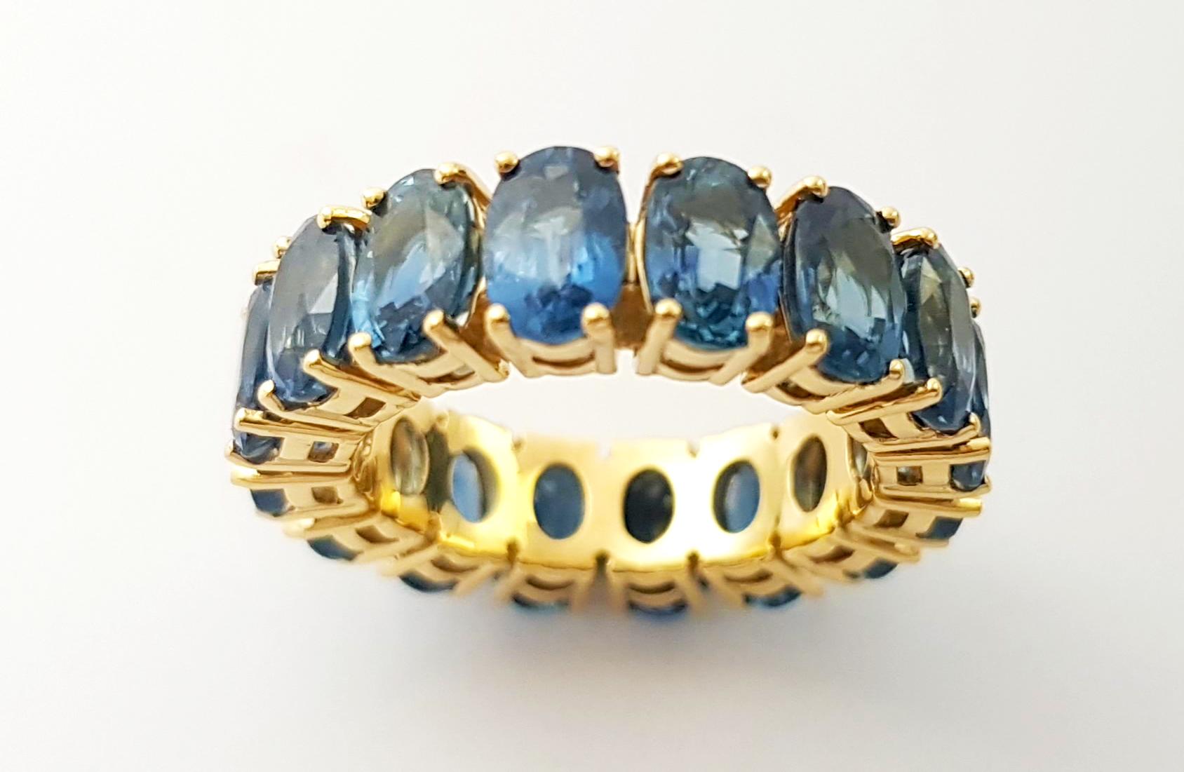 Bague d'éternité en or 18 carats sertie de saphirs bleus en vente 9