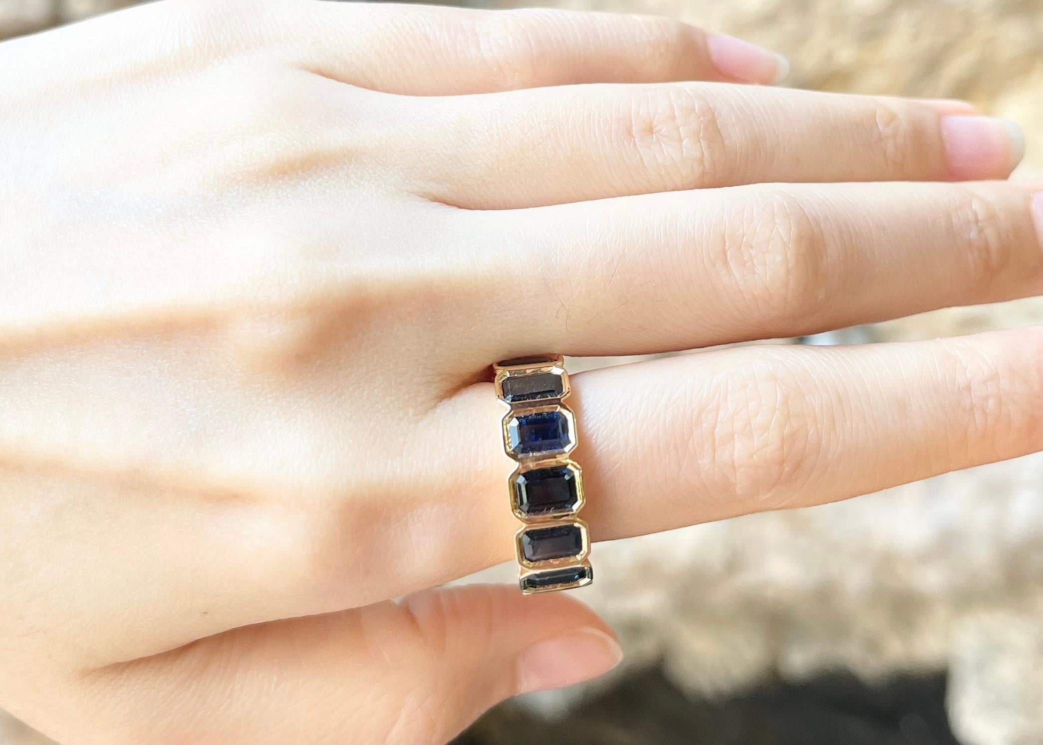 Contemporary Blue Sapphire Eternity Ring set in 18K Gold Settings For Sale