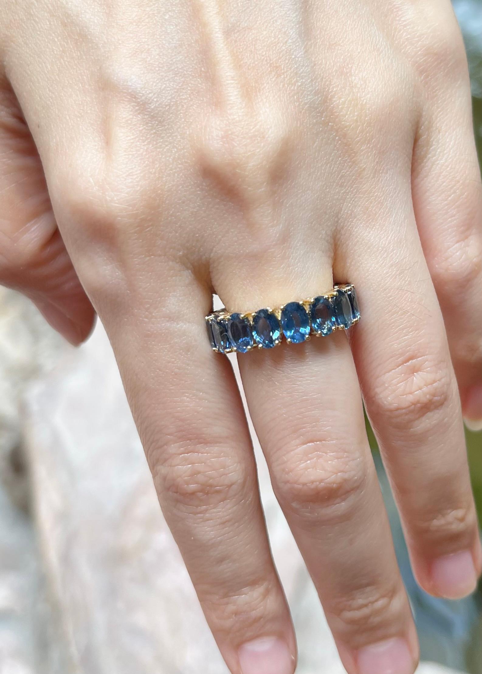 Taille ovale Bague d'éternité en or 18 carats sertie de saphirs bleus en vente