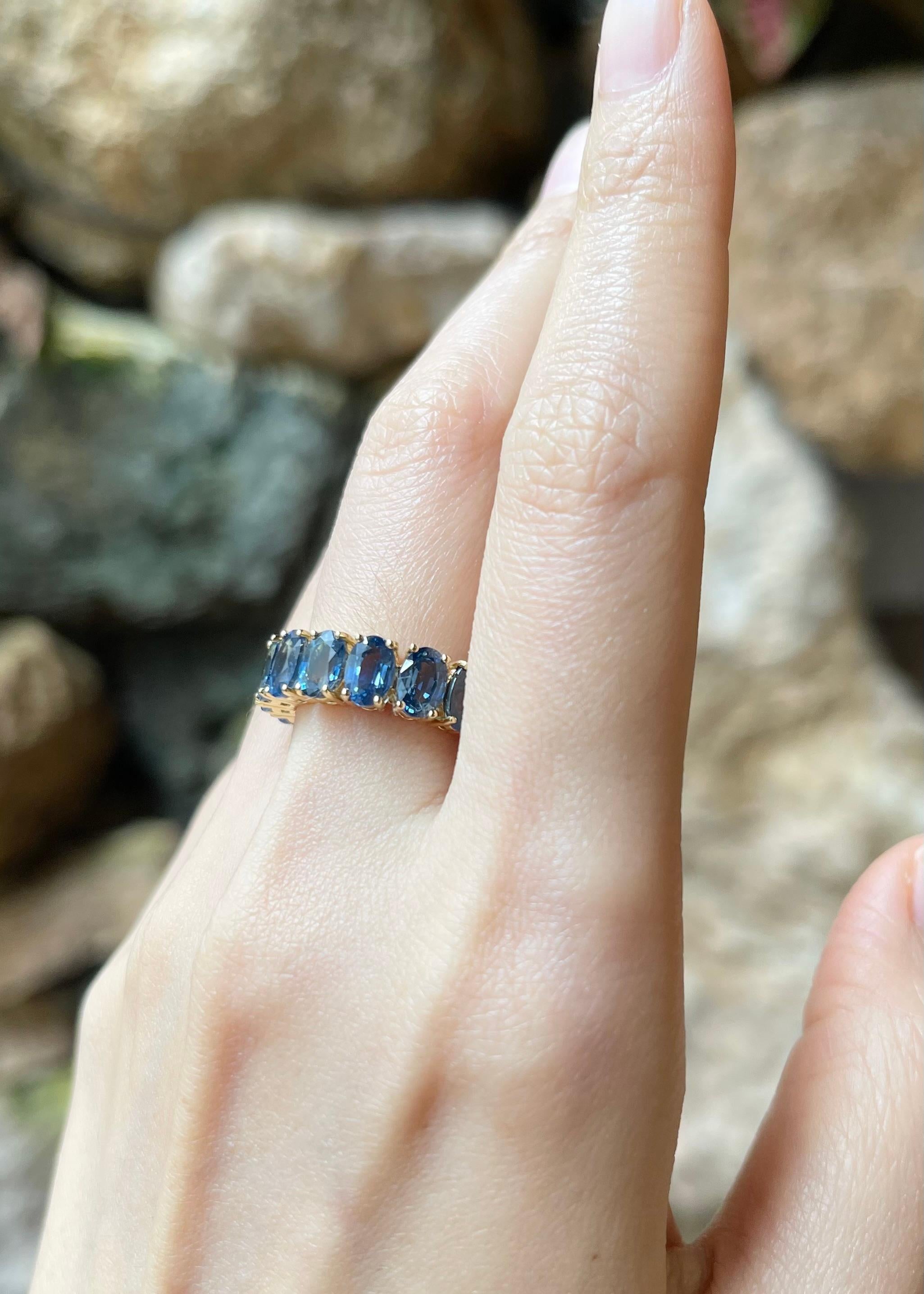 Bague d'éternité en or 18 carats sertie de saphirs bleus Neuf - En vente à Bangkok, TH