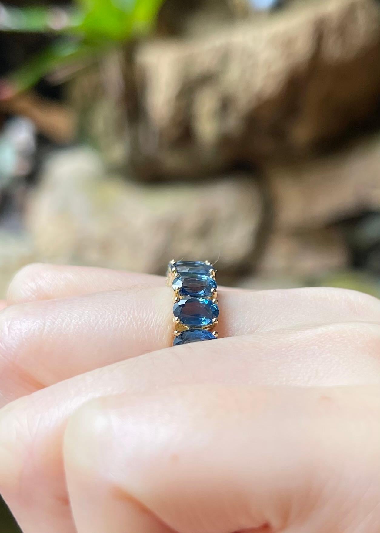 Bague d'éternité en or 18 carats sertie de saphirs bleus en vente 1