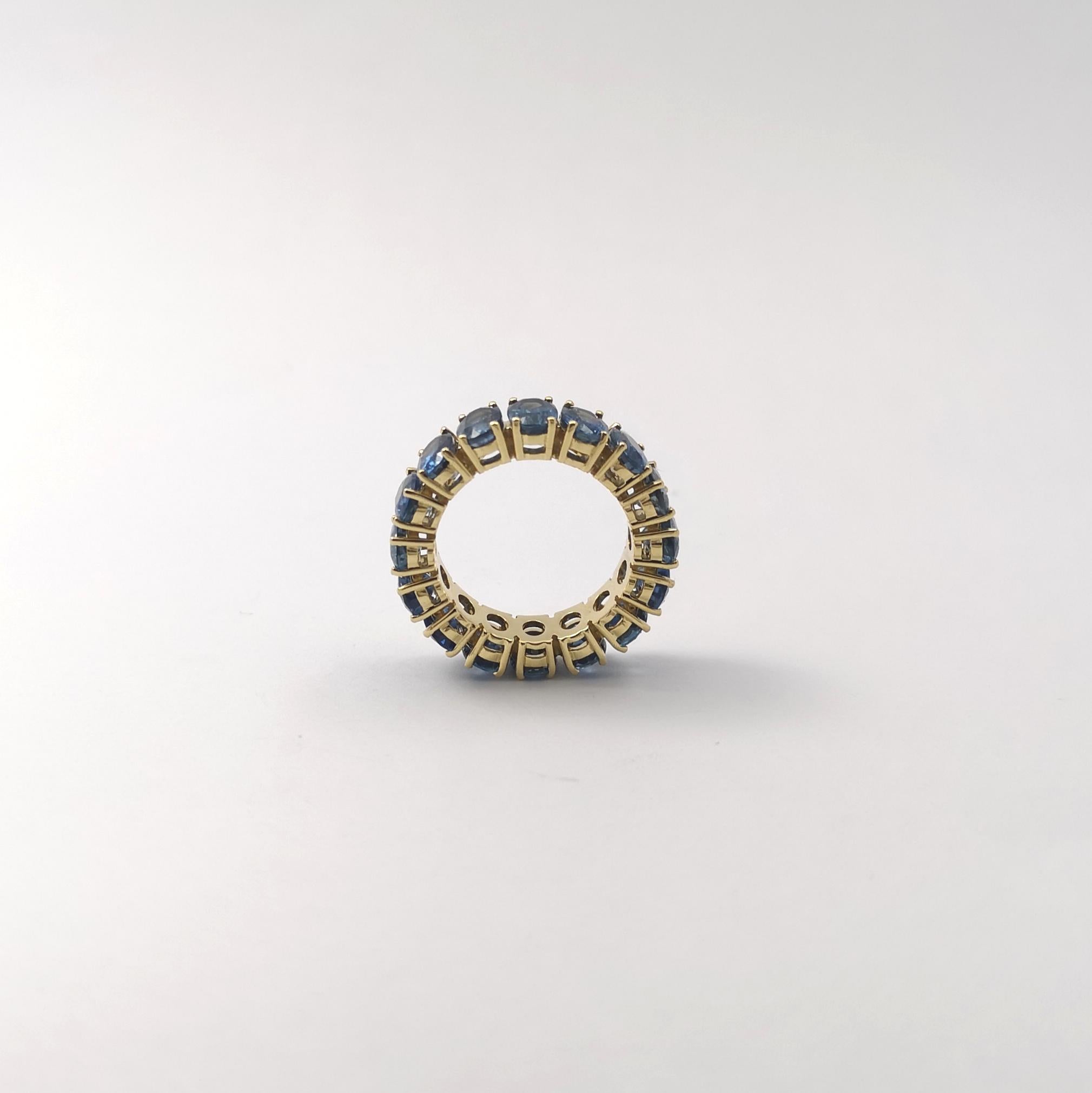 Bague d'éternité en or 18 carats sertie de saphirs bleus en vente 2