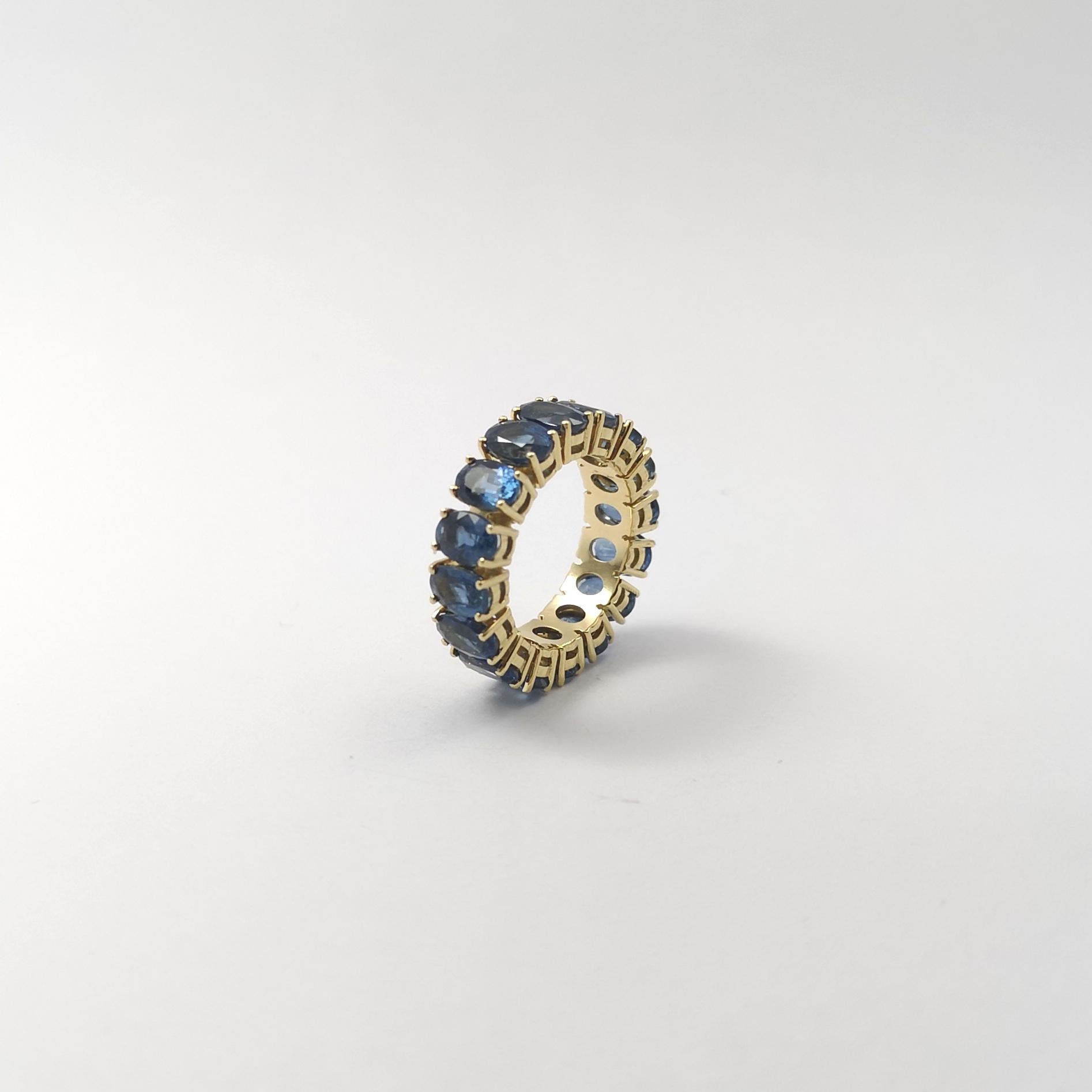 Bague d'éternité en or 18 carats sertie de saphirs bleus en vente 3