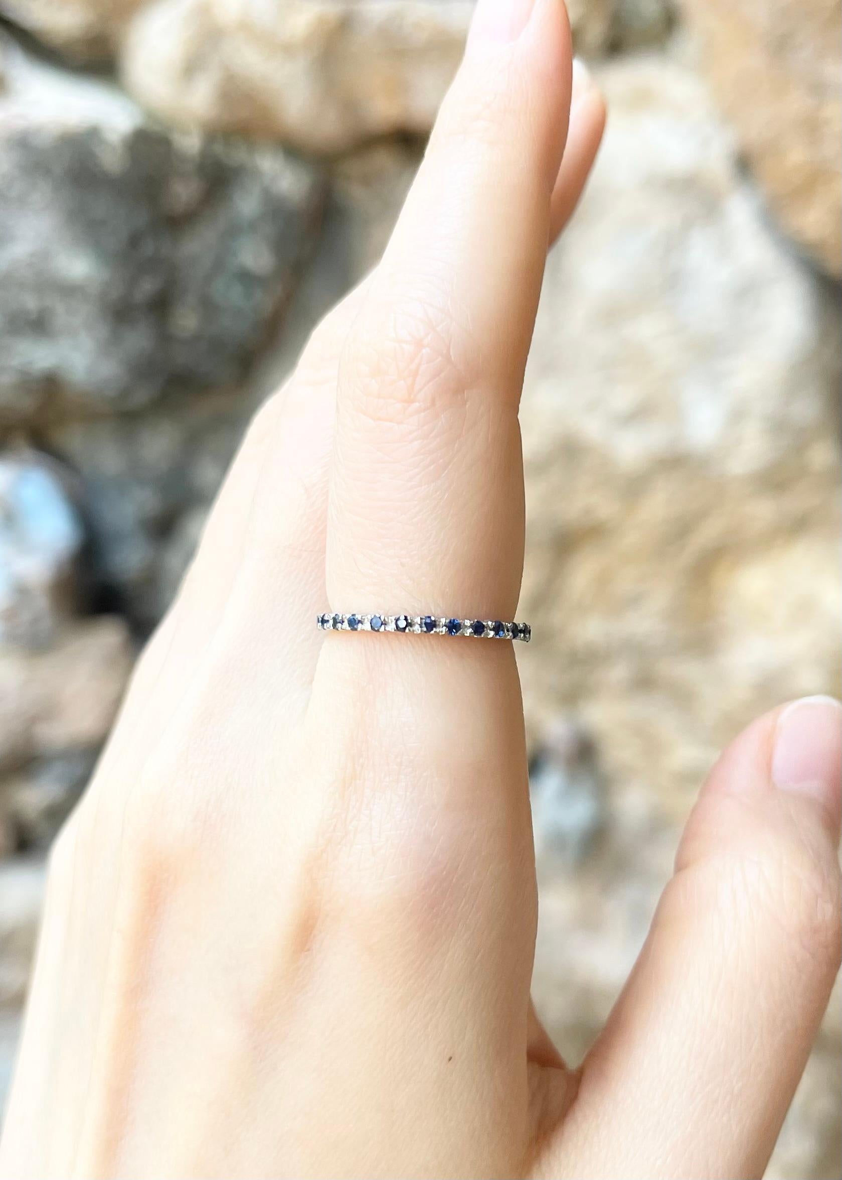 Blue Sapphire Eternity Ring set in 18K White Gold Settings In New Condition For Sale In Bangkok, TH