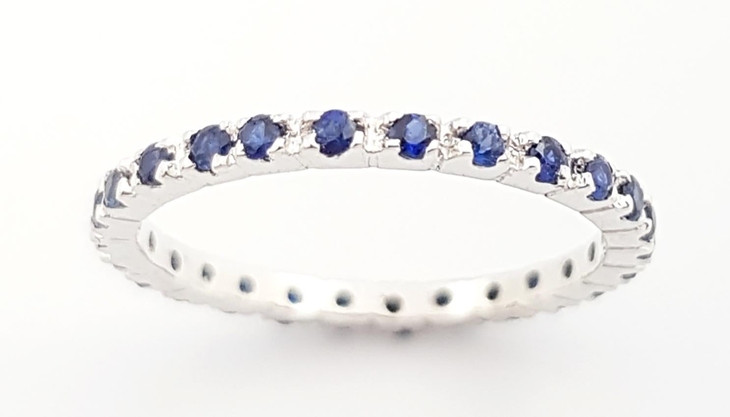 Bague d'éternité en or blanc 18 carats sertie de saphirs bleus en vente 2