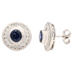 Clous d'oreilles de tous les jours en or blanc 14 carats avec saphir bleu et diamants