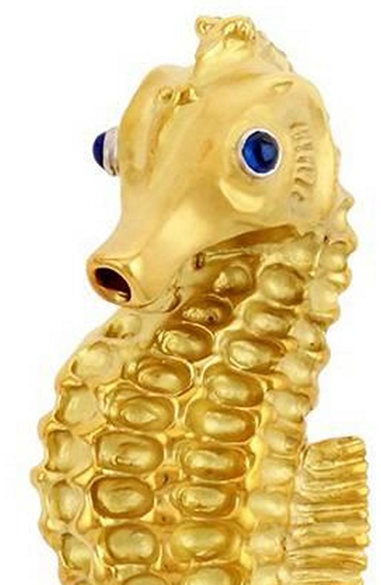 Blue Sapphire Eyes 18k Yellow Gold SEAHORSE Brooch by John Landrum Bryant In New Condition For Sale In New York, NY