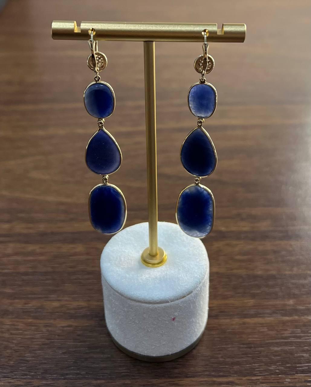 Orecchini a goccia in oro 14K con zaffiro blu sfaccettato e diamanti a fette In condizioni Nuovo in vendita a Oakton, VA