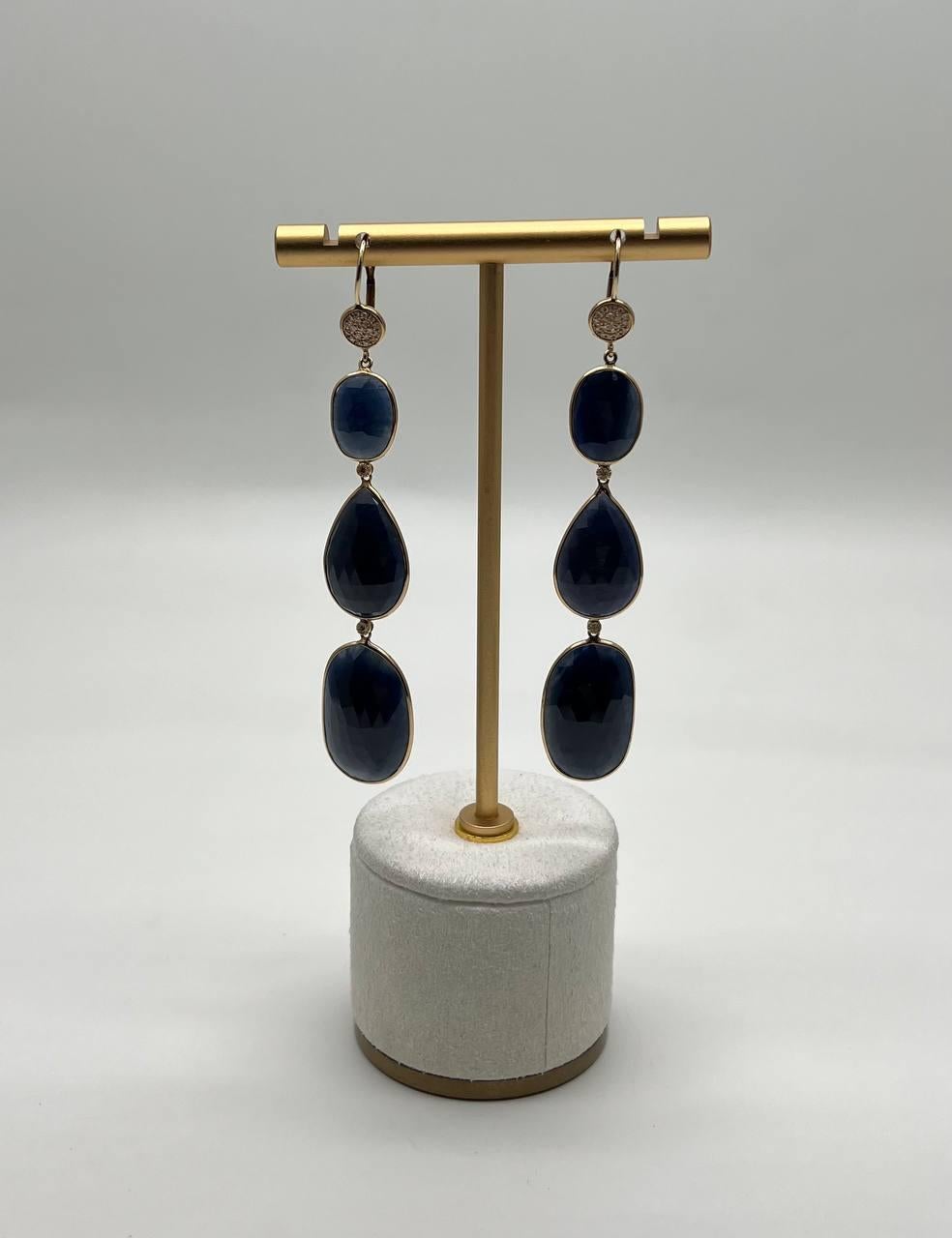 Donna Orecchini a goccia in oro 14K con zaffiro blu sfaccettato e diamanti a fette in vendita