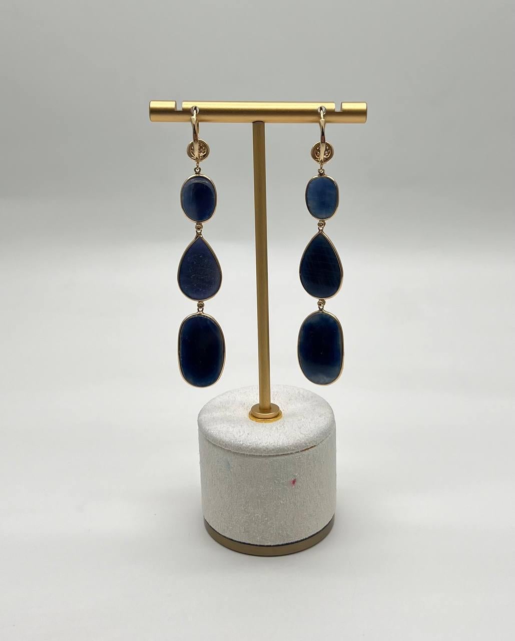 Orecchini a goccia in oro 14K con zaffiro blu sfaccettato e diamanti a fette in vendita 1