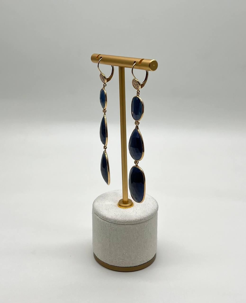 Orecchini a goccia in oro 14K con zaffiro blu sfaccettato e diamanti a fette in vendita 2