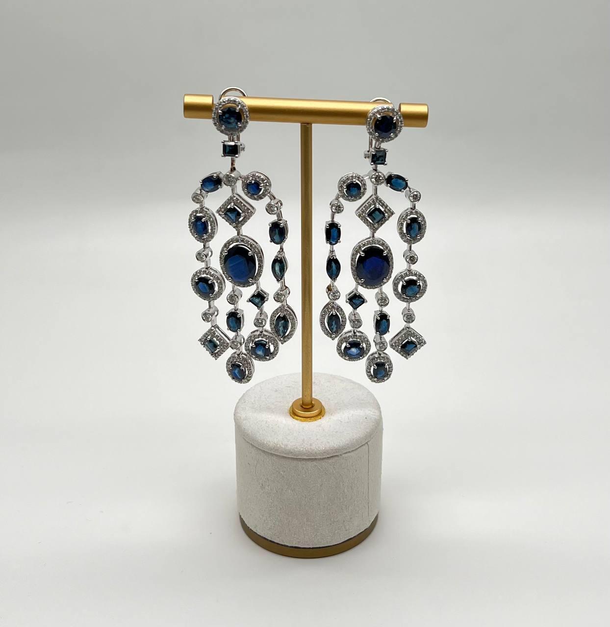 Taglio ovale Orecchini a goccia in oro bianco 18 carati con diamante bianco e zaffiro blu a forma di fantasia in vendita