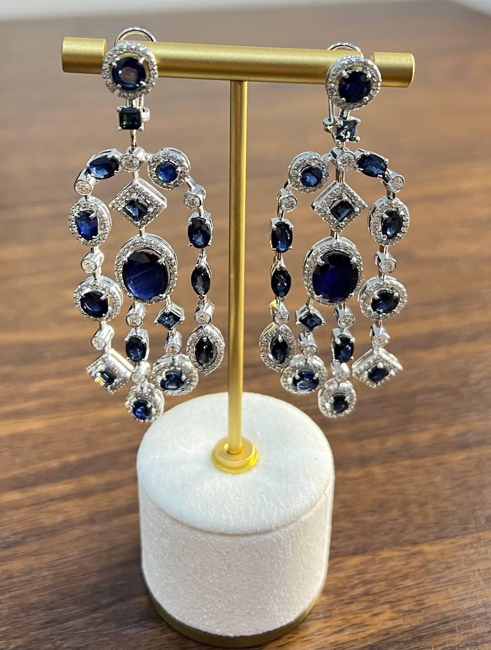 Donna Orecchini a goccia in oro bianco 18 carati con diamante bianco e zaffiro blu a forma di fantasia in vendita