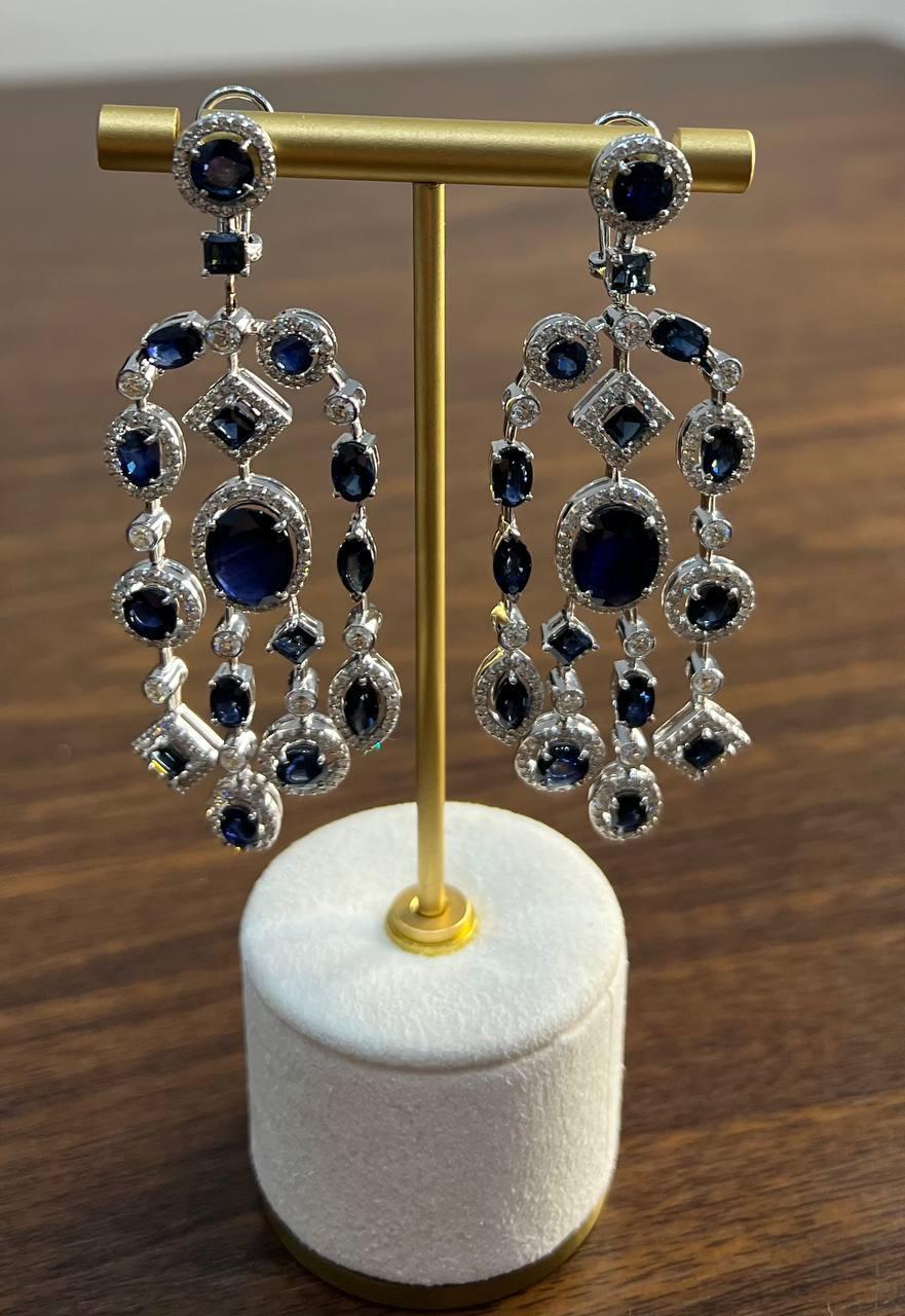 Orecchini a goccia in oro bianco 18 carati con diamante bianco e zaffiro blu a forma di fantasia in vendita 1