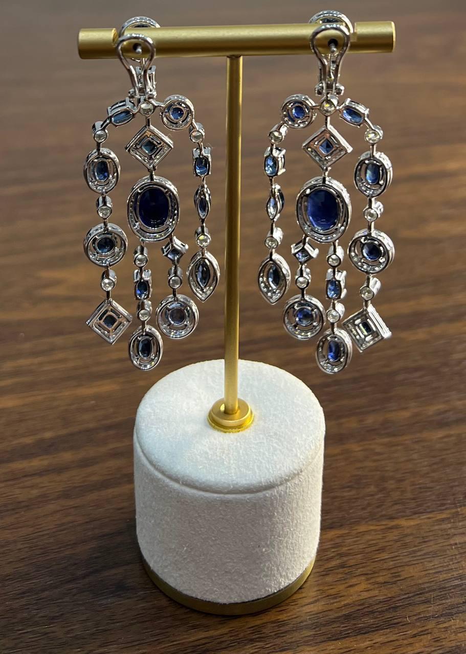 Orecchini a goccia in oro bianco 18 carati con diamante bianco e zaffiro blu a forma di fantasia in vendita 2
