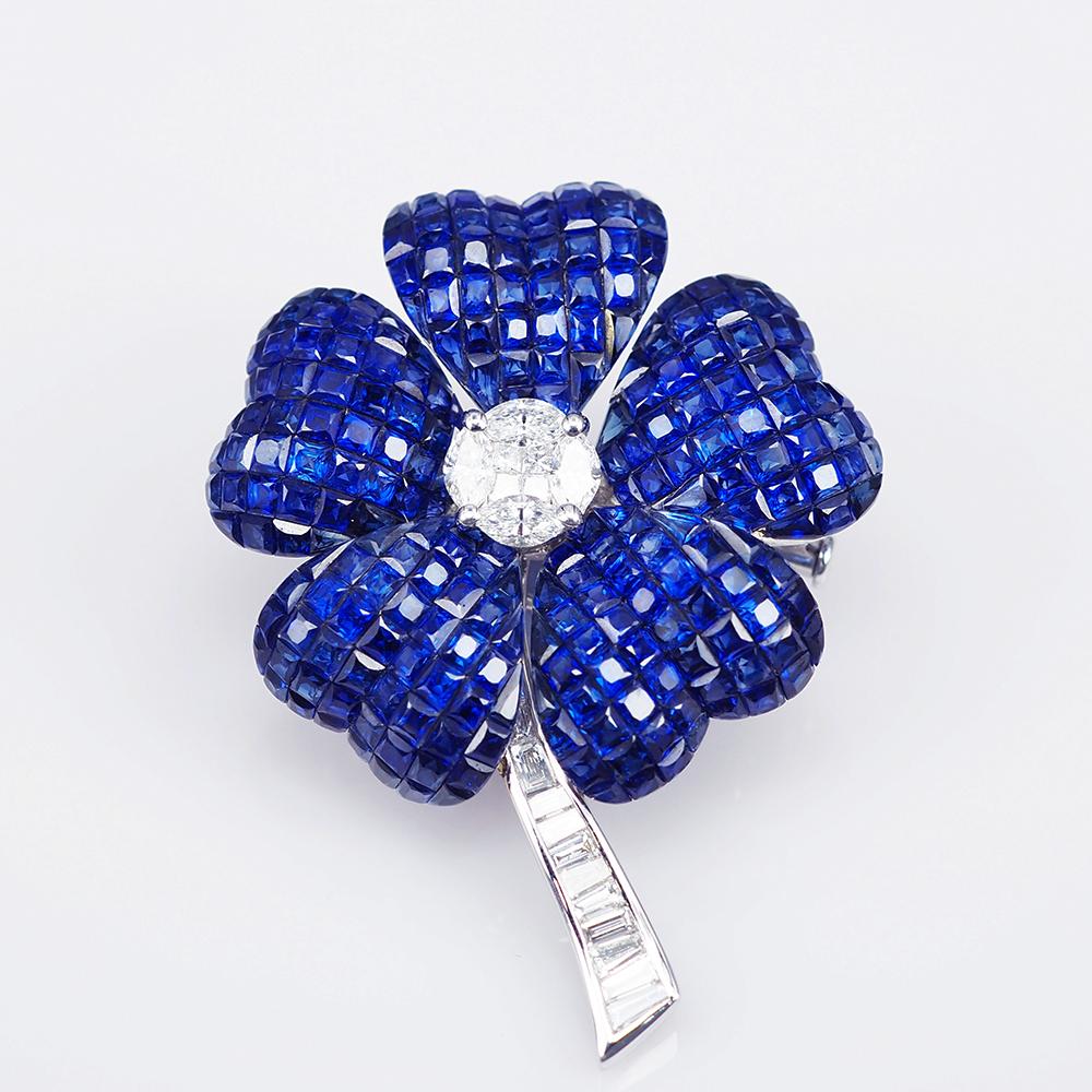 Blumenbrosche mit blauem Saphir (Moderne) im Angebot