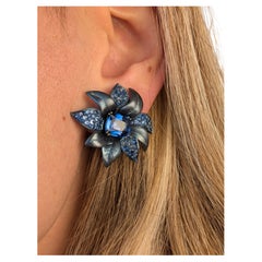 Pendientes Flor de zafiro azul en titanio y oro blanco de 18 quilates Diseño Art Déco
