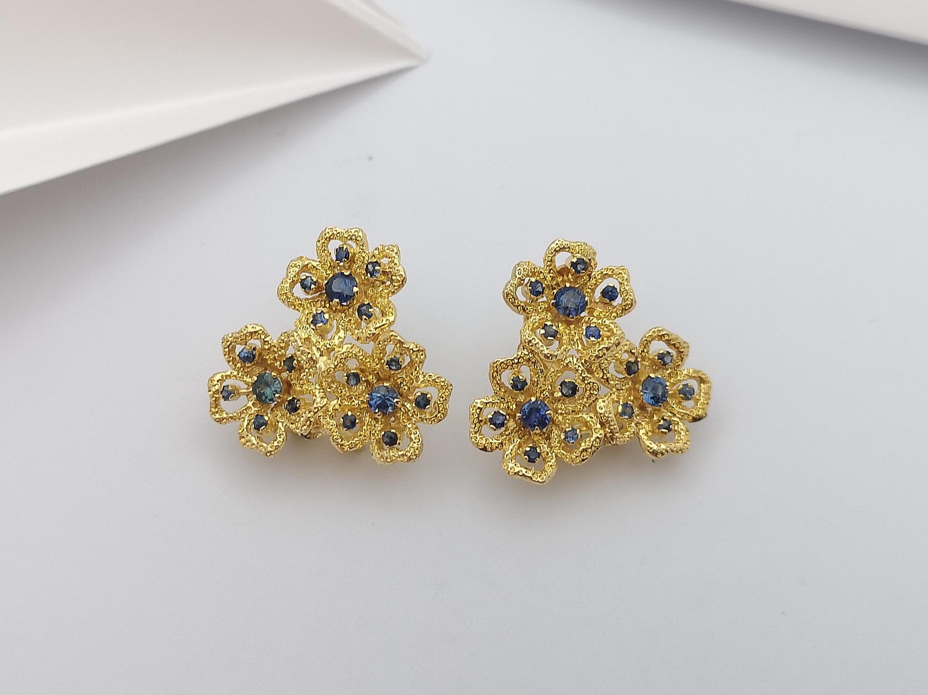 Round Cut Blue Sapphire Flower Earrings set in 14 Karat Gold Settings For Sale