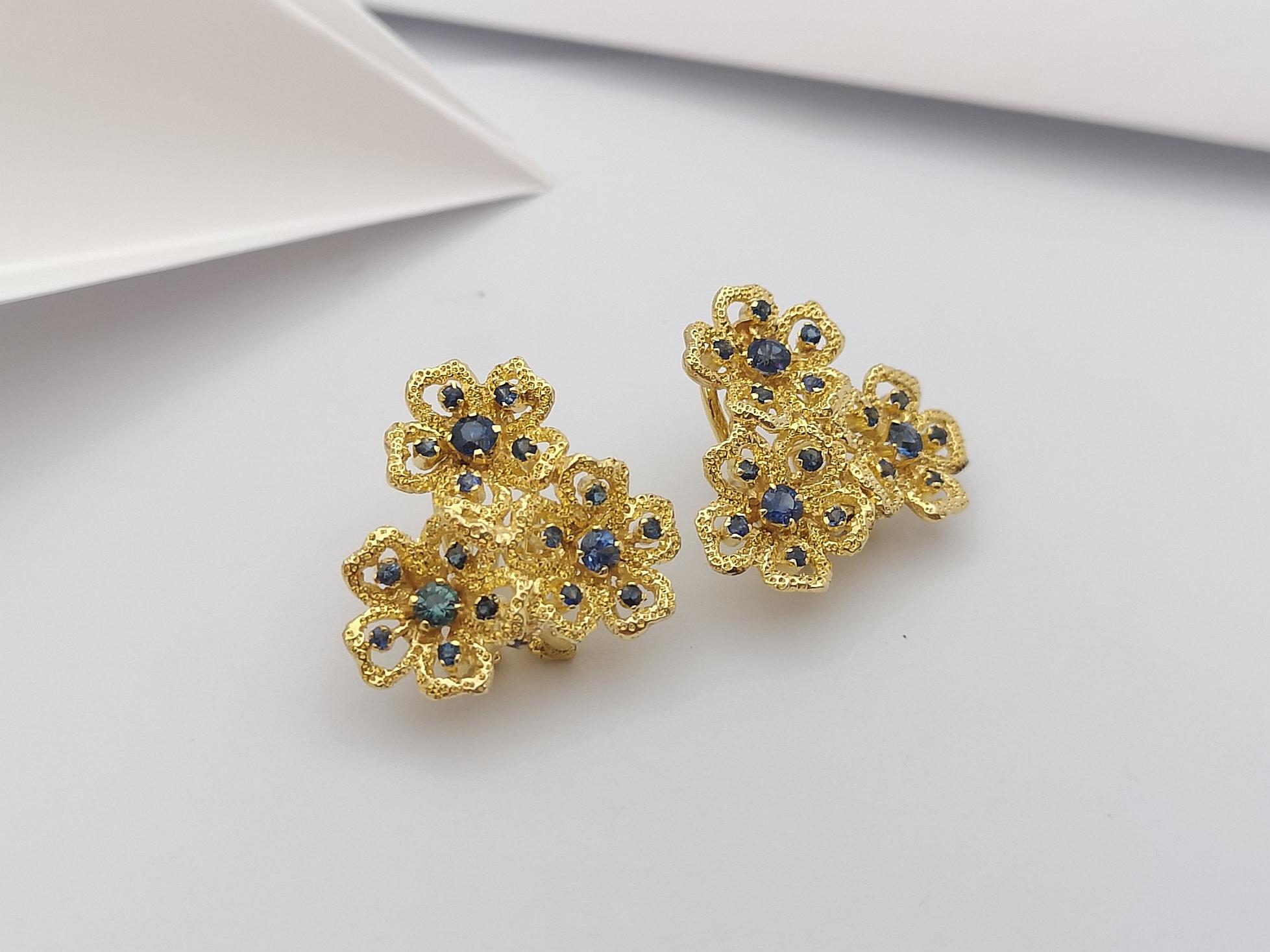 Blue Sapphire Flower Earrings set in 14 Karat Gold Settings In New Condition For Sale In Bangkok, TH