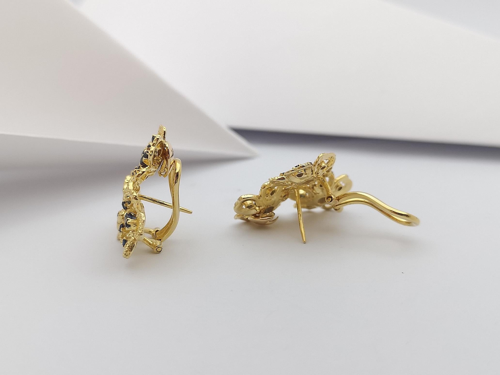 Boucles d'oreilles à fleurs en or 14 carats serties de saphirs bleus Pour femmes en vente