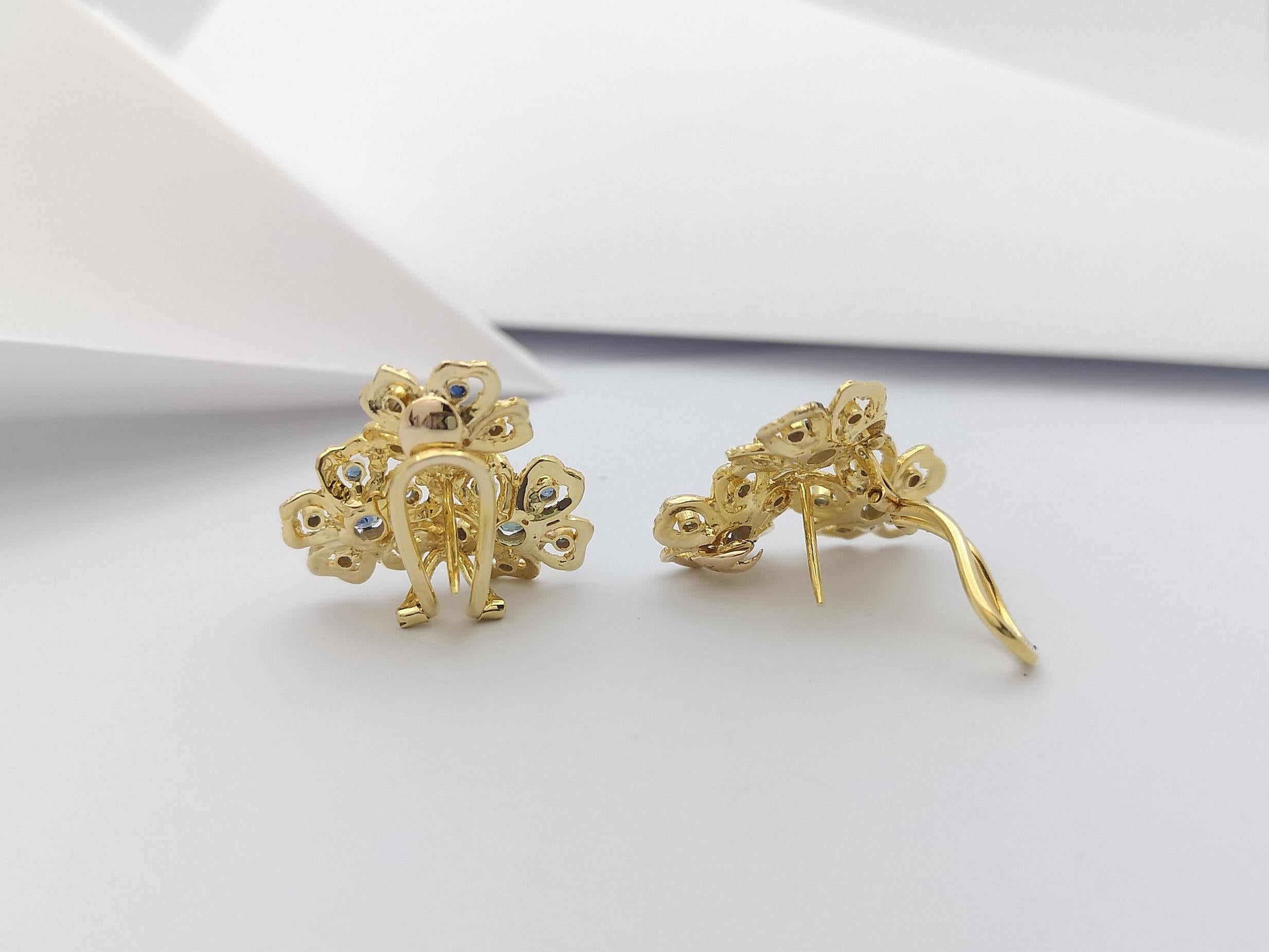 Boucles d'oreilles à fleurs en or 14 carats serties de saphirs bleus en vente 1