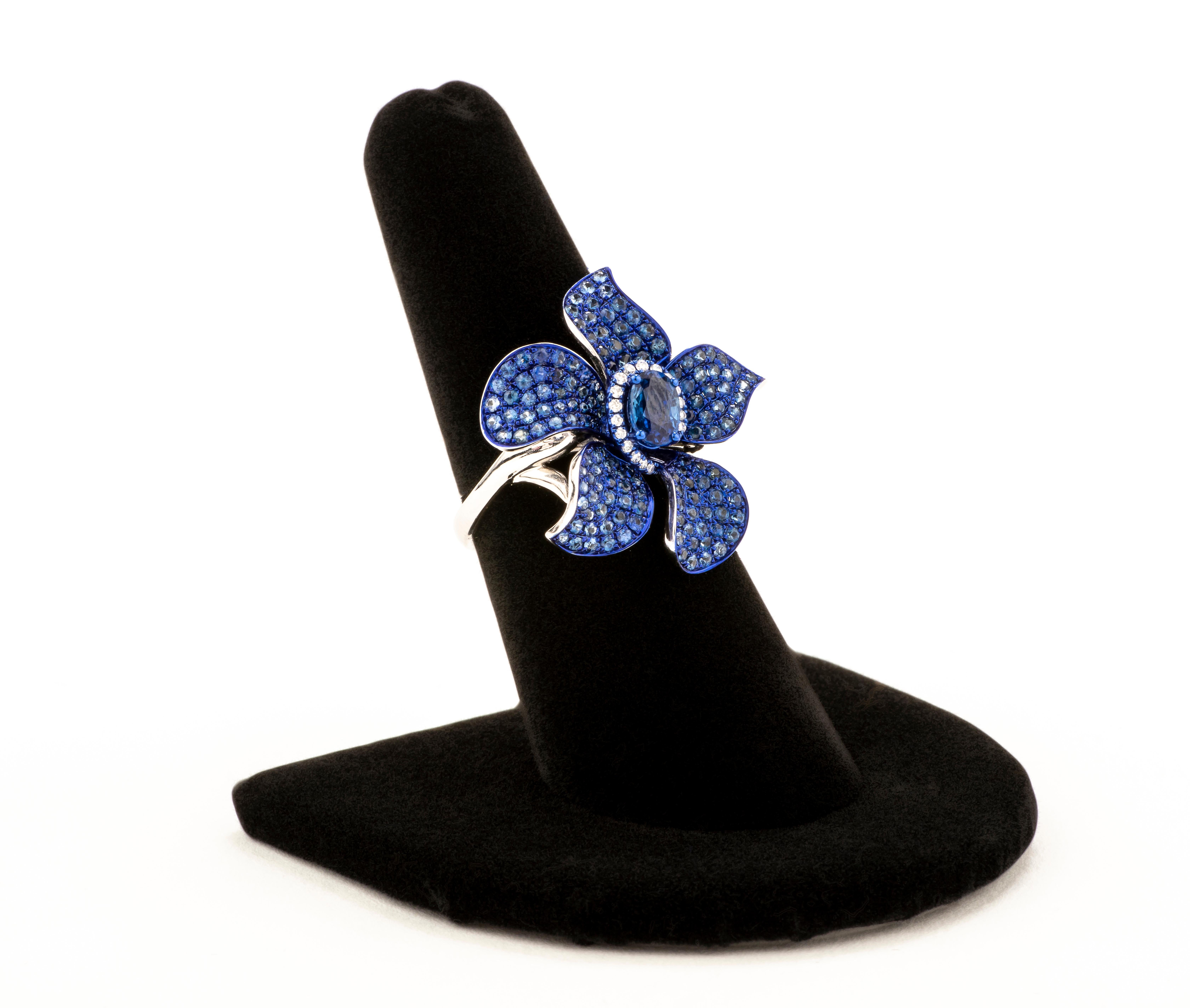 Blue Sapphire Flower Ring In New Condition For Sale In Aspen, CO