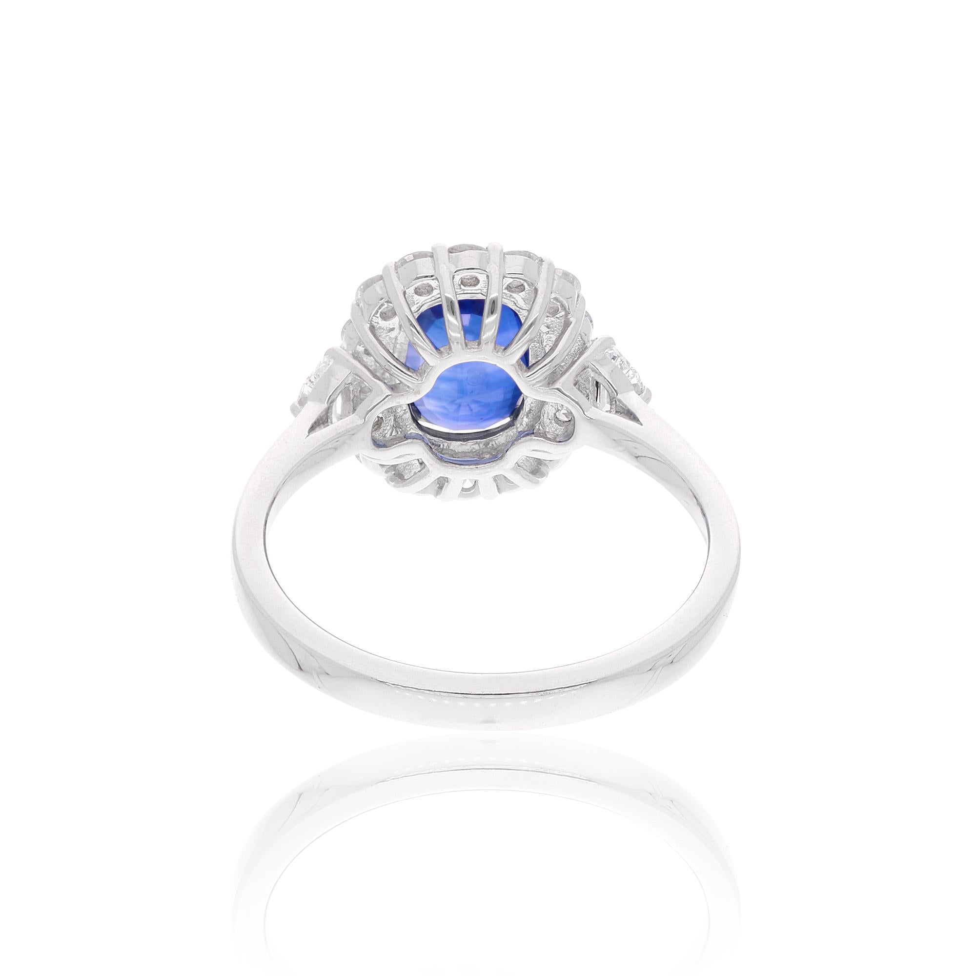 Fundido en oro de 18 quilates, este exquisito anillo está engastado con un zafiro azul de 1,86 quilates y 0,66 quilates de brillantes diamantes.

El anillo es de la talla 7 US y puede cambiarse de talla a una mayor o menor si se solicita. SIGUE LA
