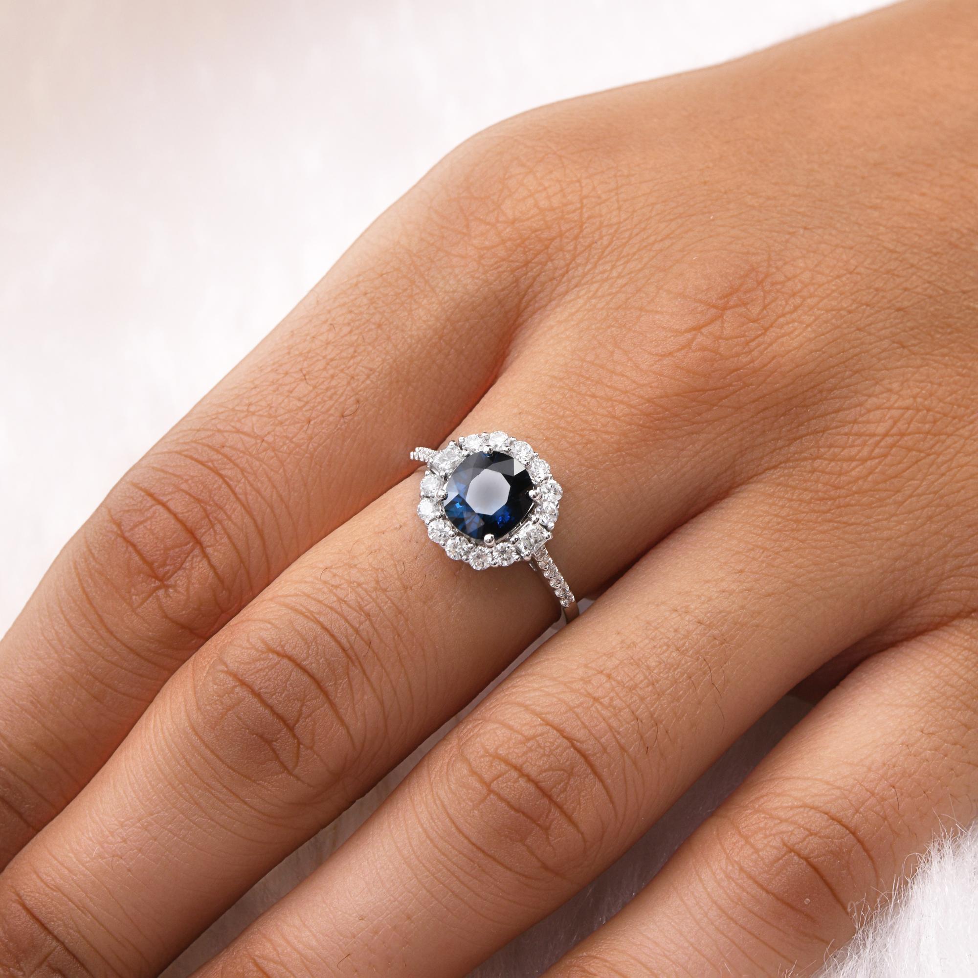 Taille ronde Bague cocktail en or blanc 14 carats avec saphir bleu et diamants SI/H en vente