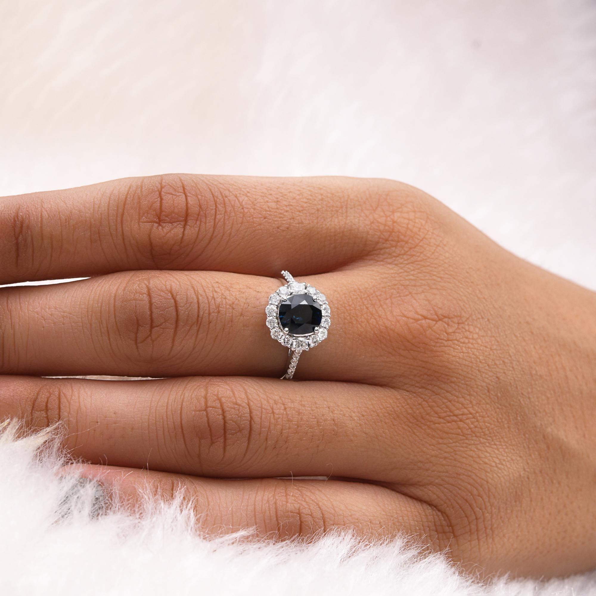 Bague cocktail en or blanc 14 carats avec saphir bleu et diamants SI/H Neuf - En vente à Diera, Dubai