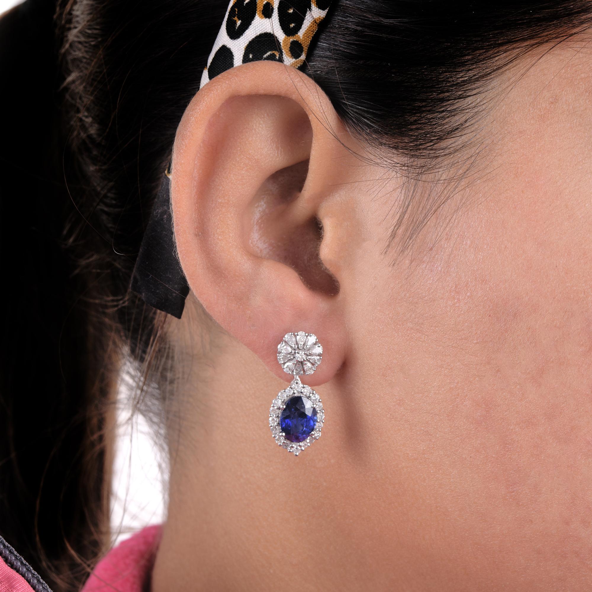 Blauer Saphir-Edelstein-Ohrhänger aus 18 Karat Weißgold mit Diamanten (Moderne) im Angebot
