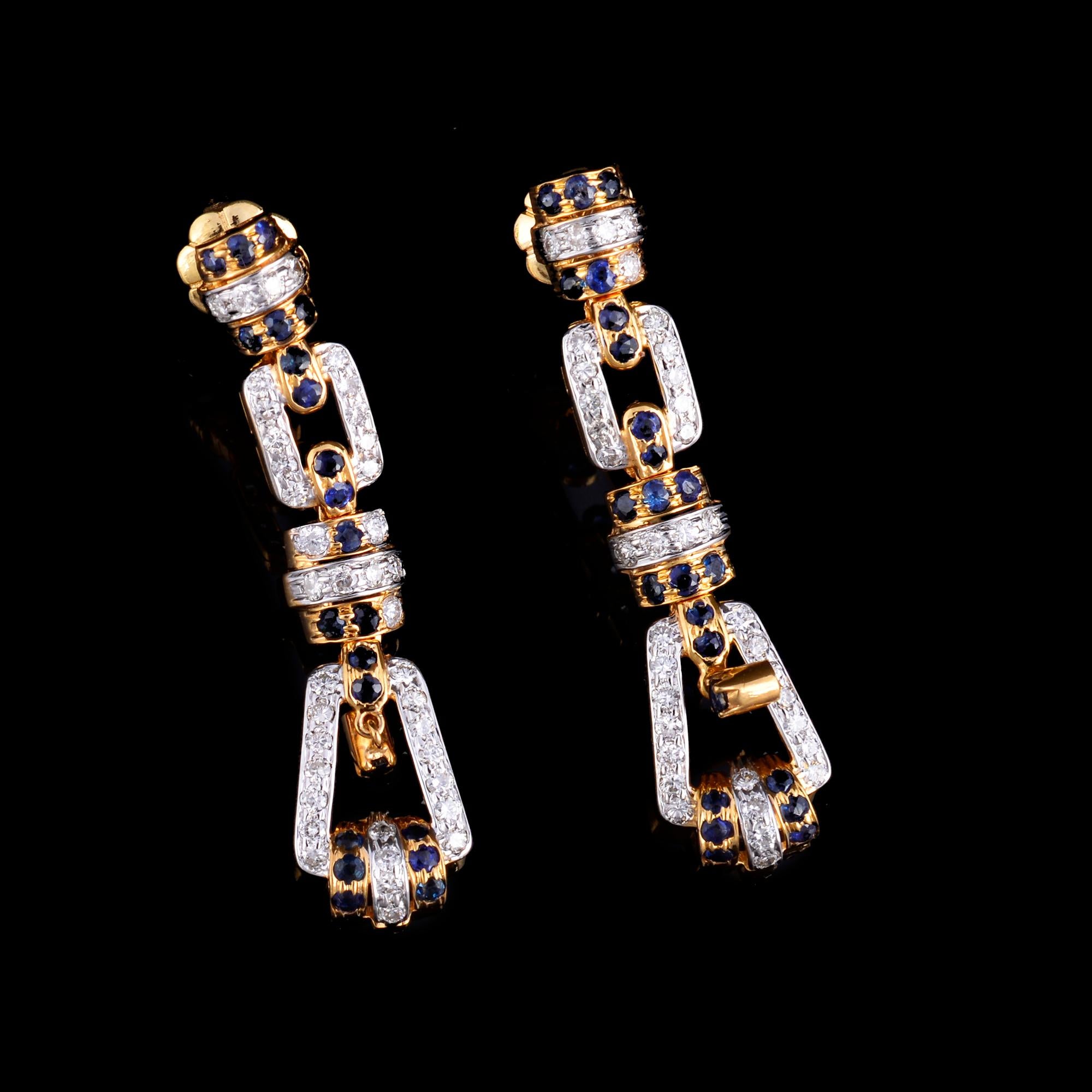 Taille ronde Pendants d'oreilles en or jaune 18 carats avec saphirs bleus et pavés de diamants en vente