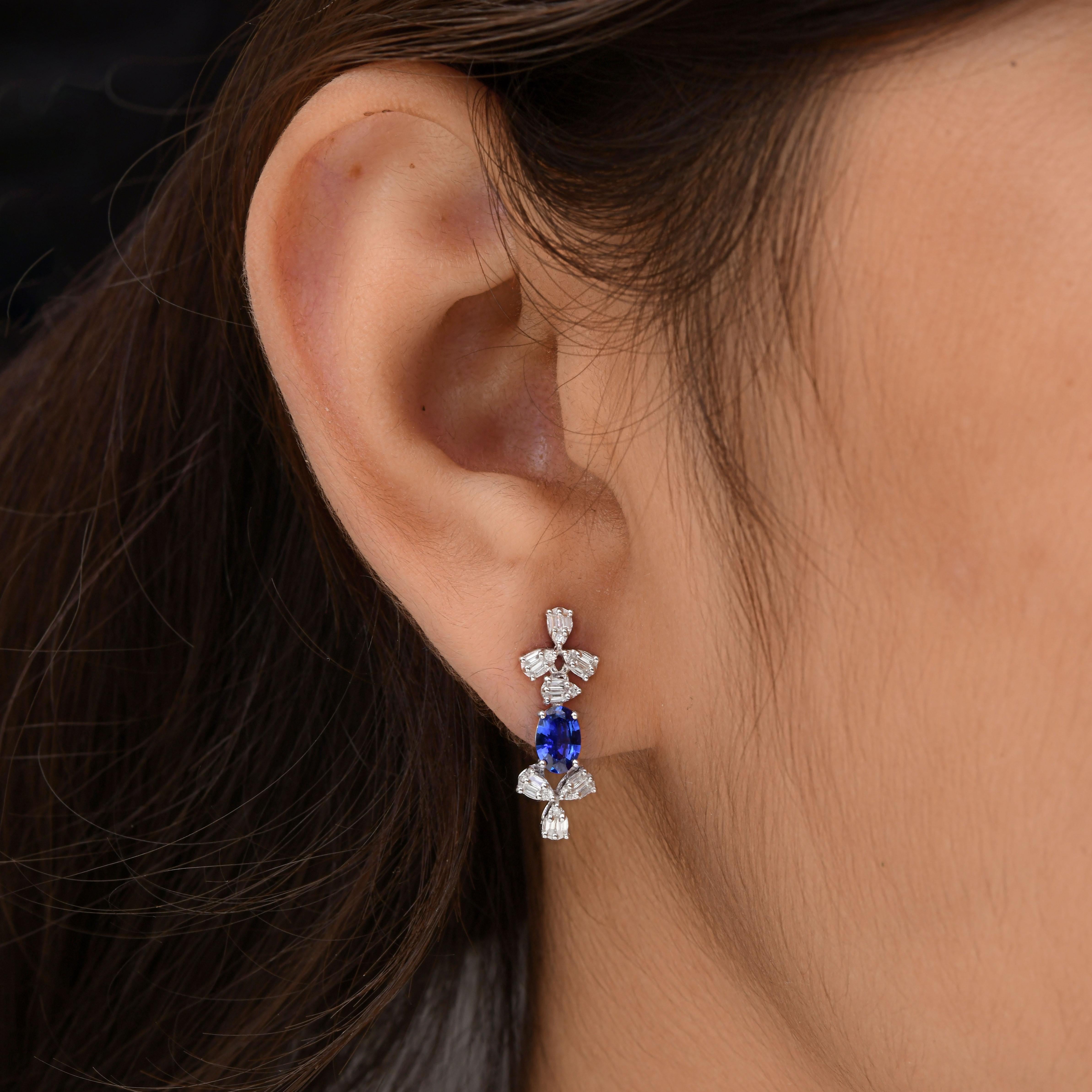 Taglio a goccia Orecchini pendenti con pietra preziosa zaffiro blu SI/H Baguette Diamond Oro bianco 14 carati in vendita