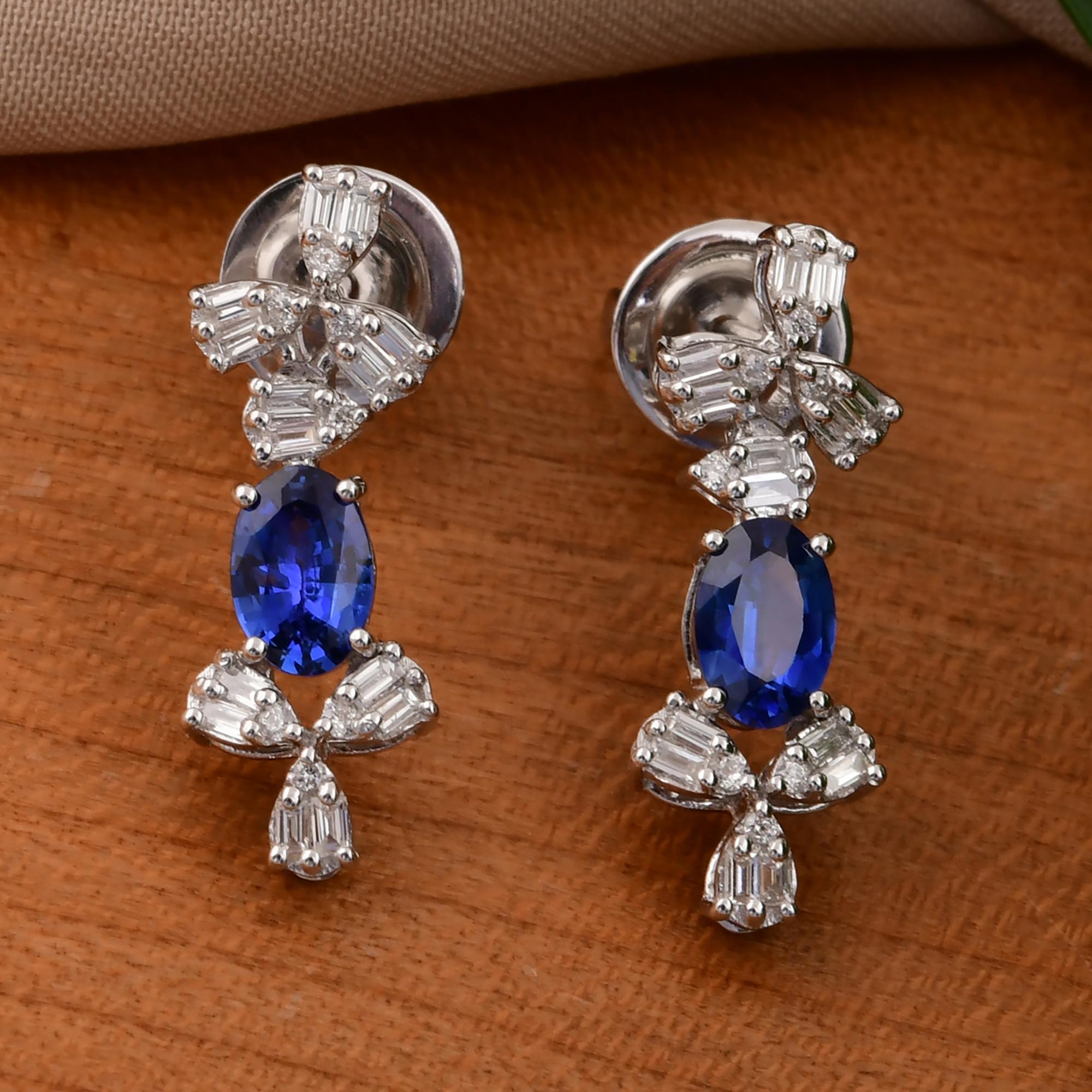 Orecchini pendenti con pietra preziosa zaffiro blu SI/H Baguette Diamond Oro bianco 14 carati In condizioni Nuovo in vendita a Diera, Dubai