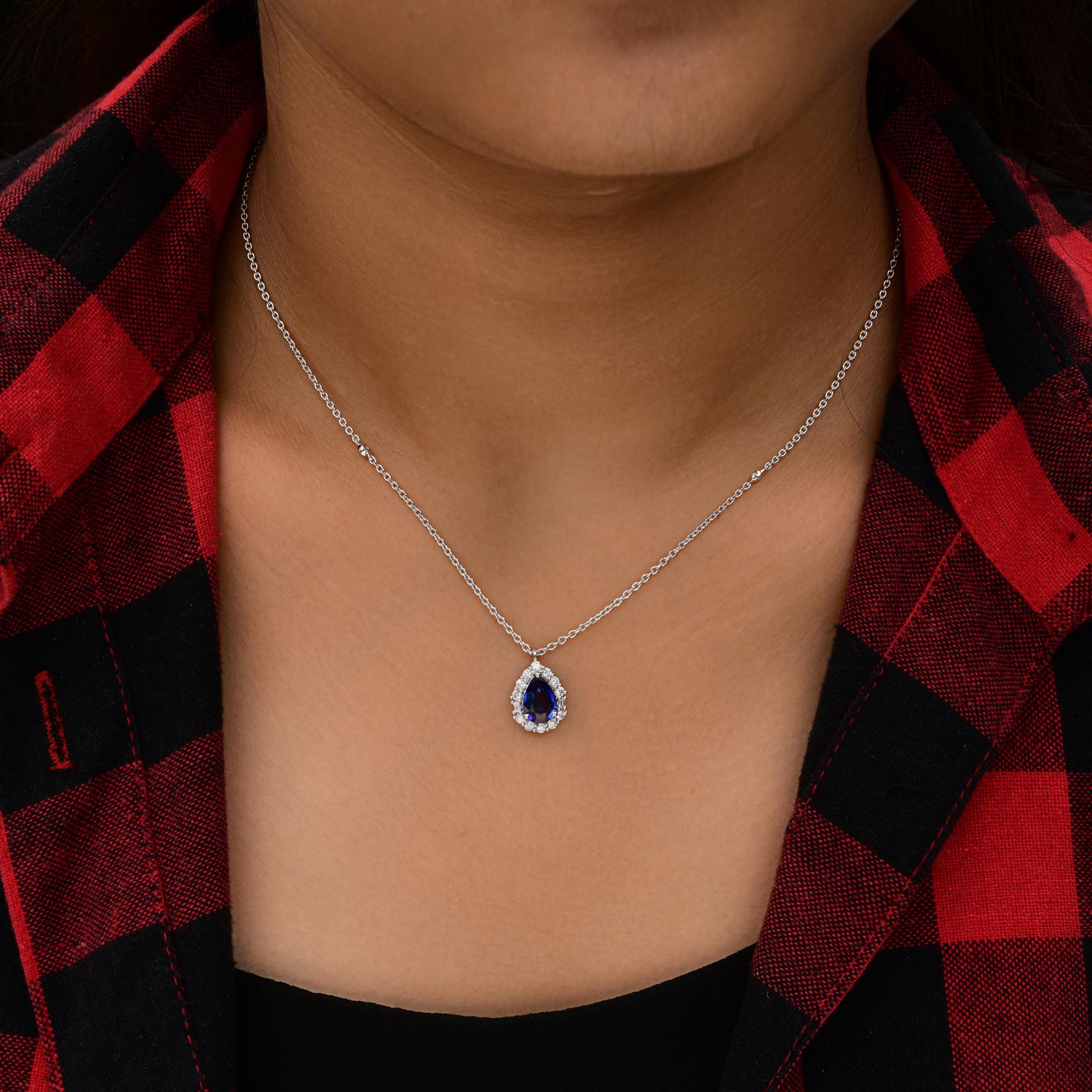 Moderne Collier pendentif en or blanc 18 carats avec saphir bleu et pierres précieuses en vente