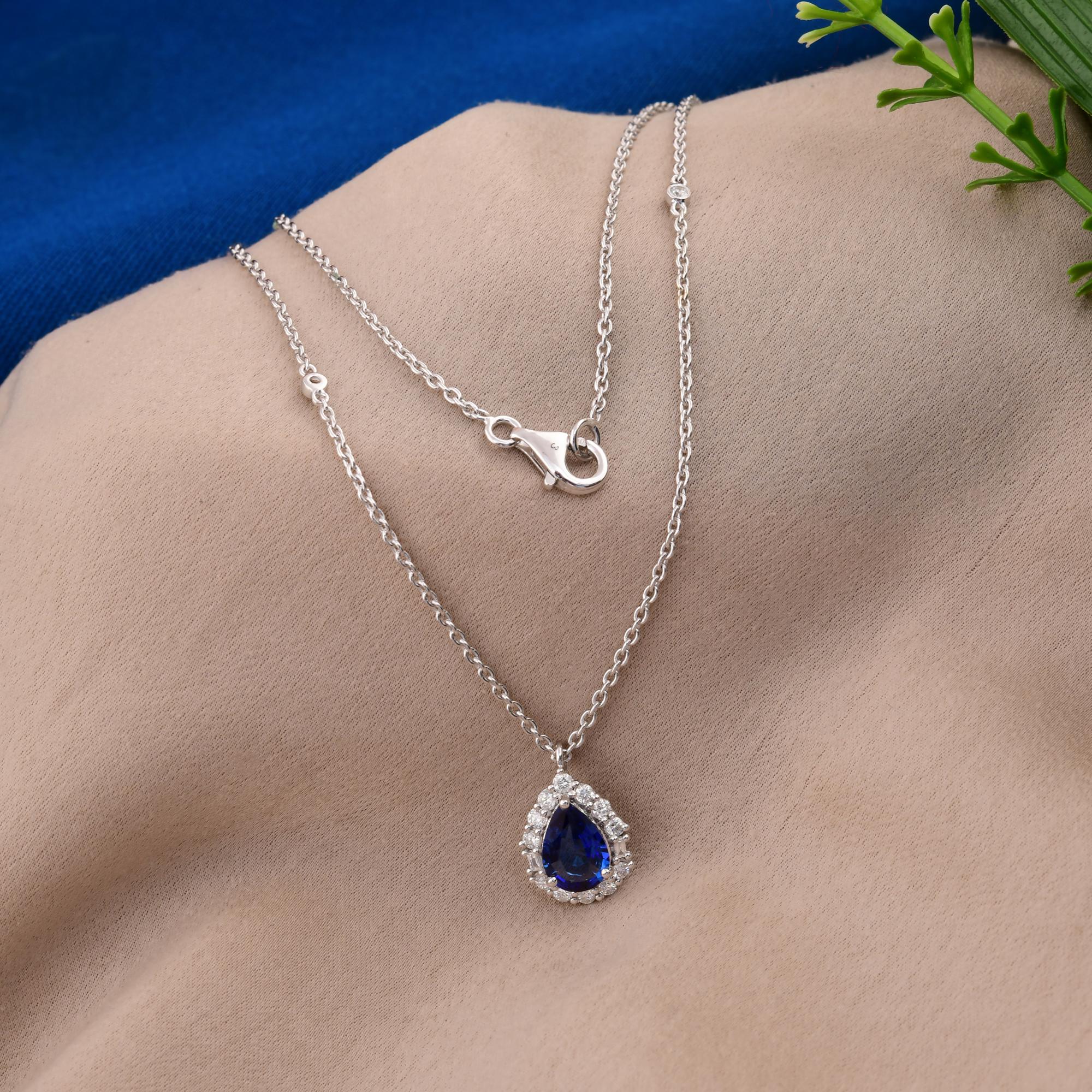 Taille poire Collier pendentif en or blanc 18 carats avec saphir bleu et pierres précieuses en vente