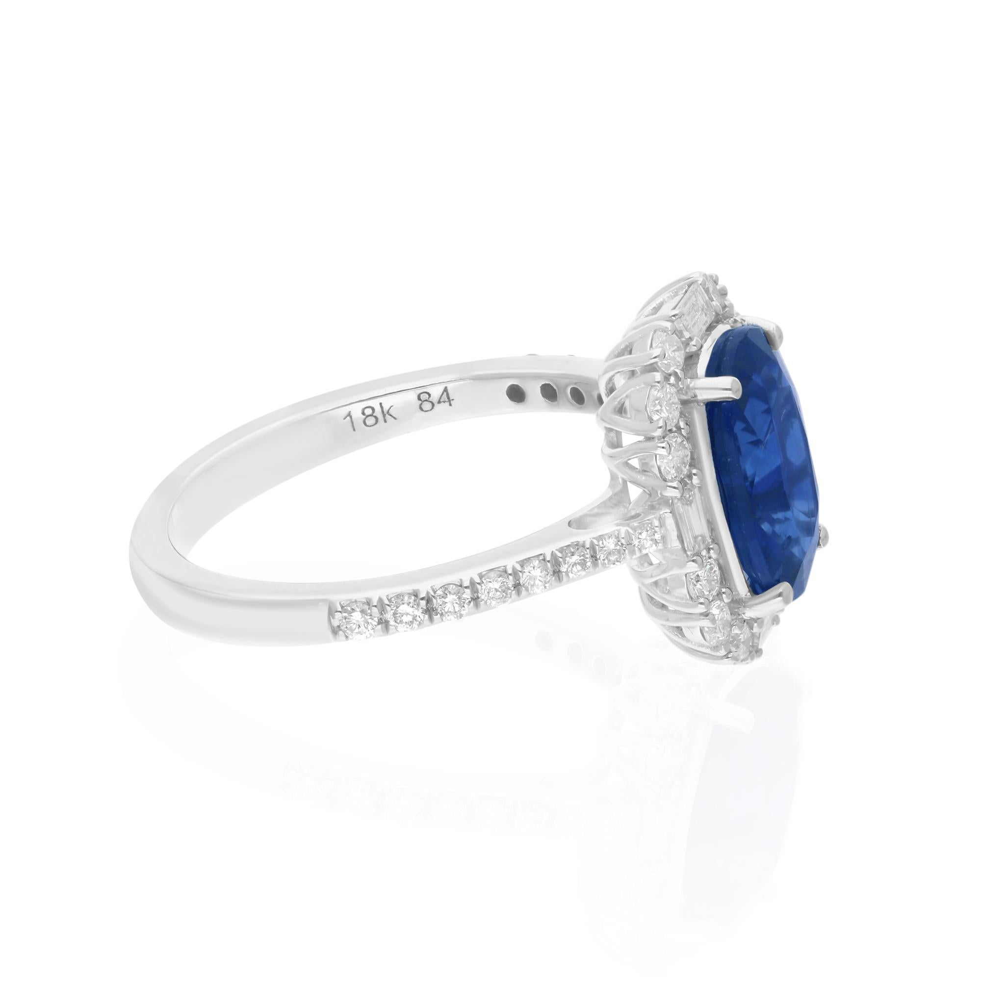 Fundido en oro de 18 quilates, este exquisito anillo está engastado con una gema de zafiro azul de 2,50 quilates y 0,48 quilates de brillantes diamantes.

El anillo es de la talla 7 US y puede cambiarse de talla a una mayor o menor si se solicita.