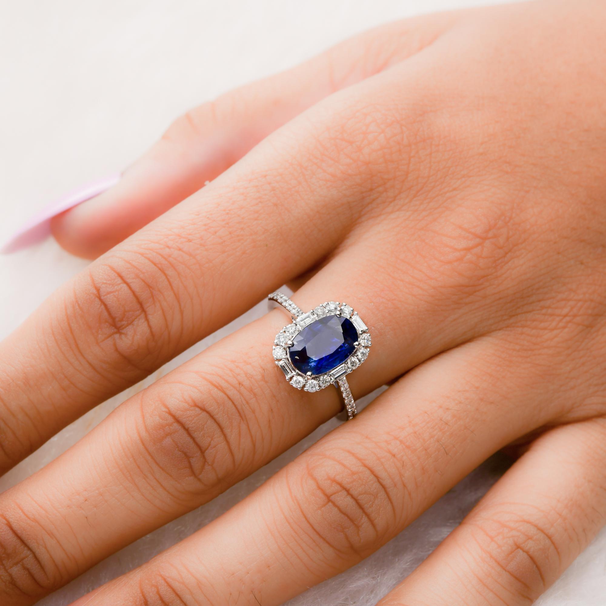 Zafiro Azul Anillo de Piedras Preciosas Diamante 18 Kilates Oro Blanco Hecho a Mano Joyería Fina Corte oval en venta