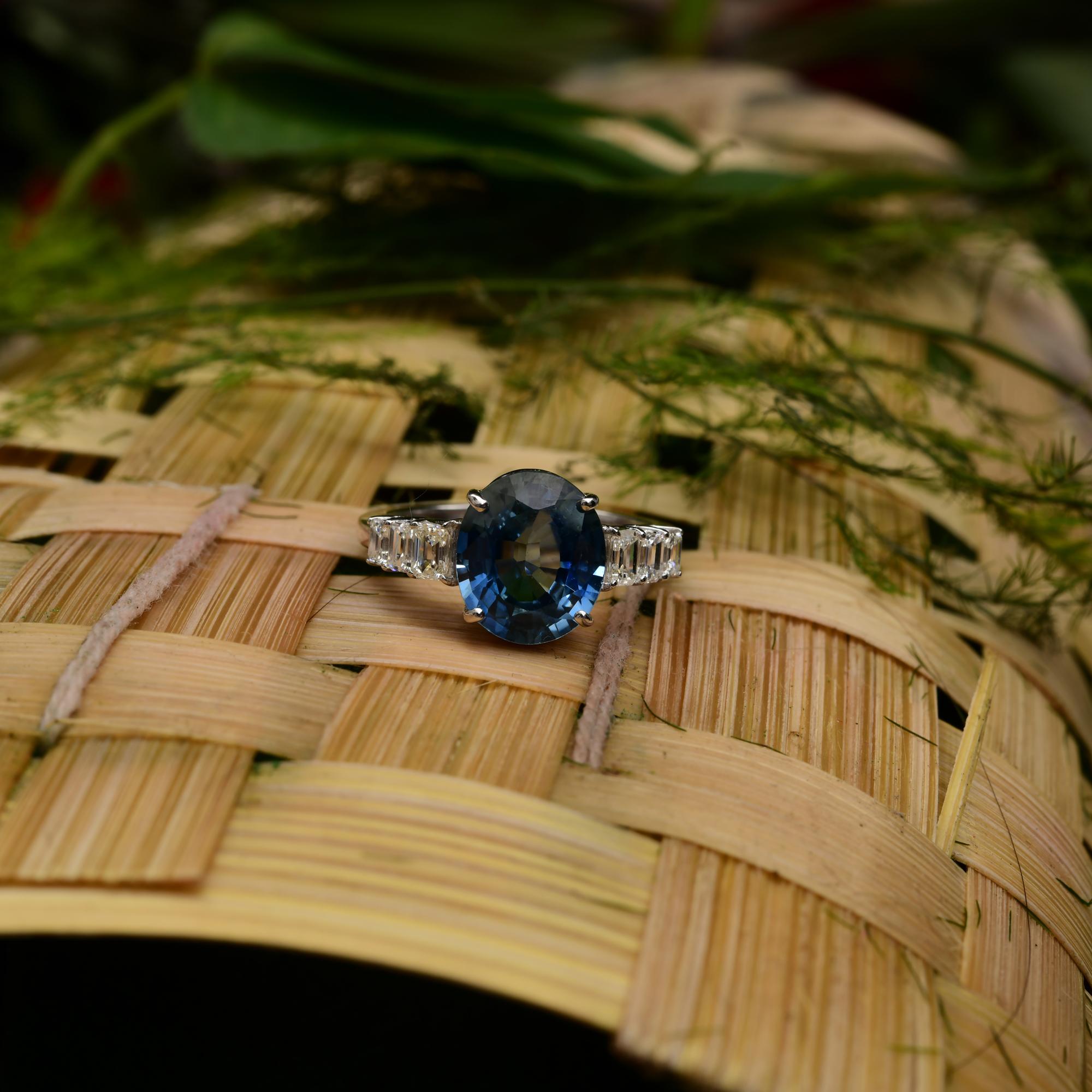 Feiner Edelsteinring mit blauem Saphir und Diamant im Smaragdschliff aus 14 Karat Weißgold mit Smaragdschliff (Moderne) im Angebot