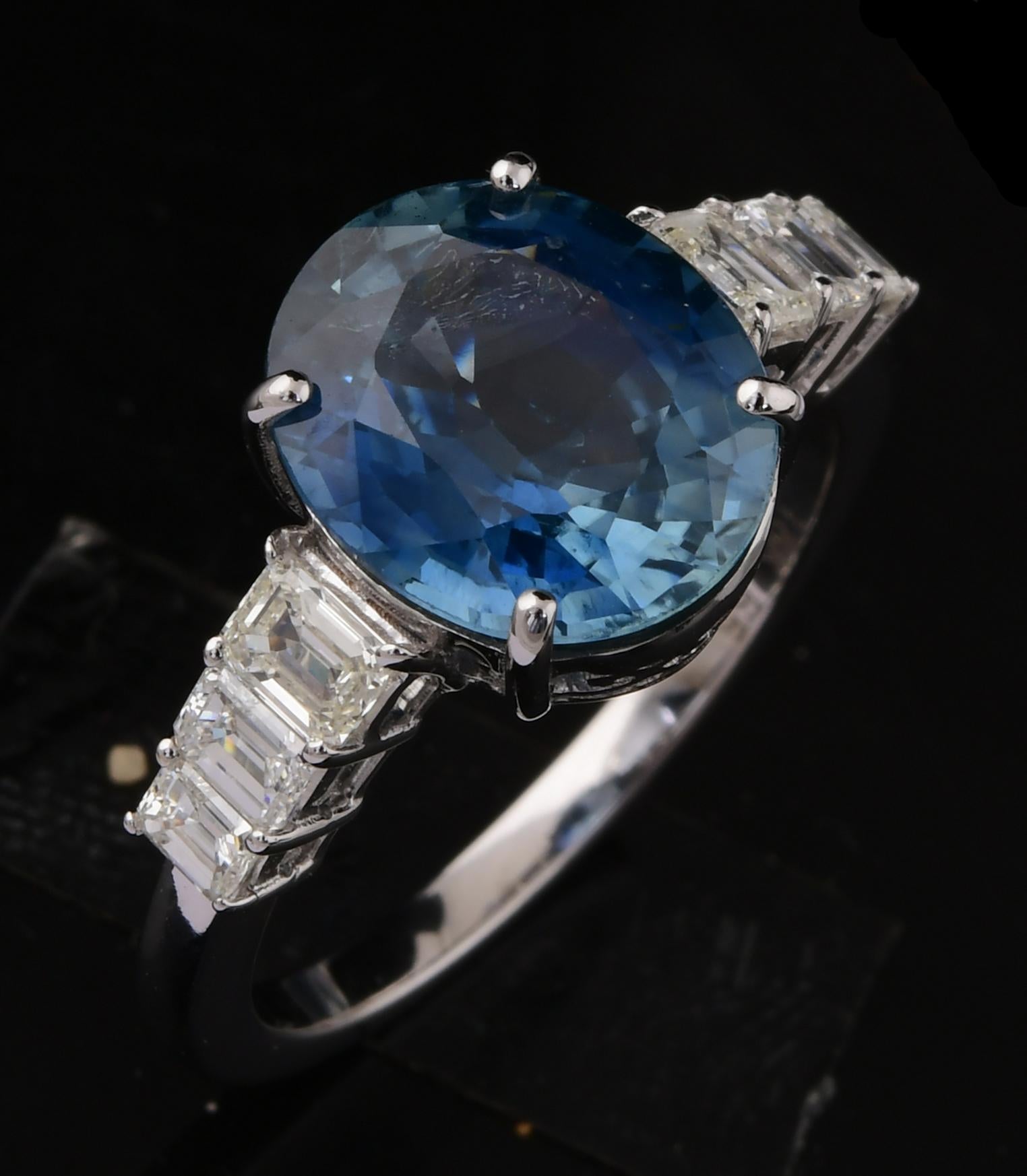 Feiner Edelsteinring mit blauem Saphir und Diamant im Smaragdschliff aus 14 Karat Weißgold mit Smaragdschliff im Angebot 1