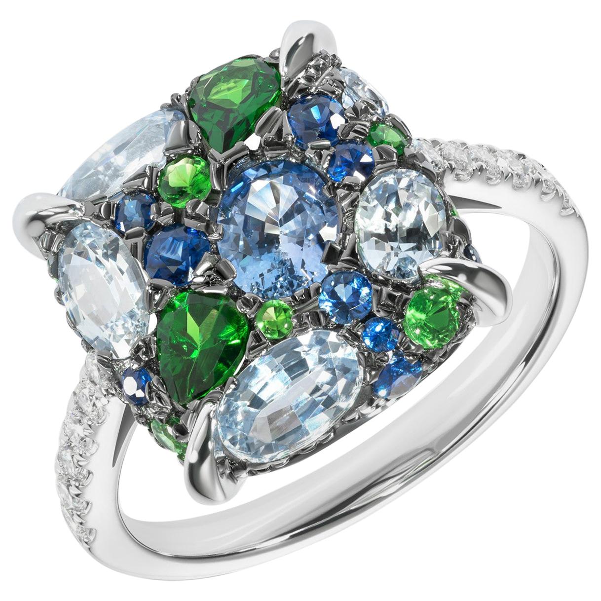 Bague cabochon à trois pierres en or blanc avec saphir bleu, tsavorite verte et diamant blanc