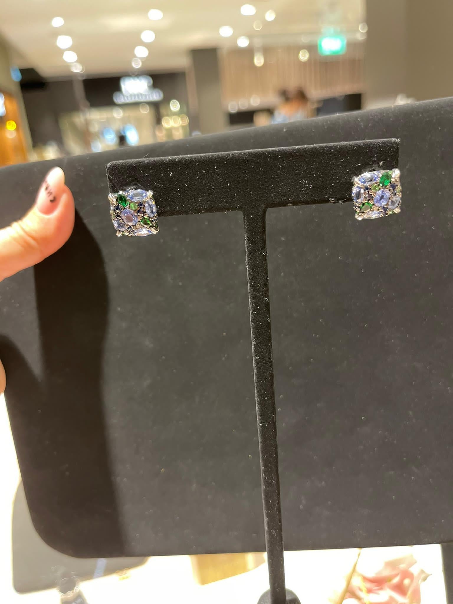 De las mujeres Zafiro azul Tsavorita verde Diamante blanco Oro blanco Pendientes de tres piedras en venta