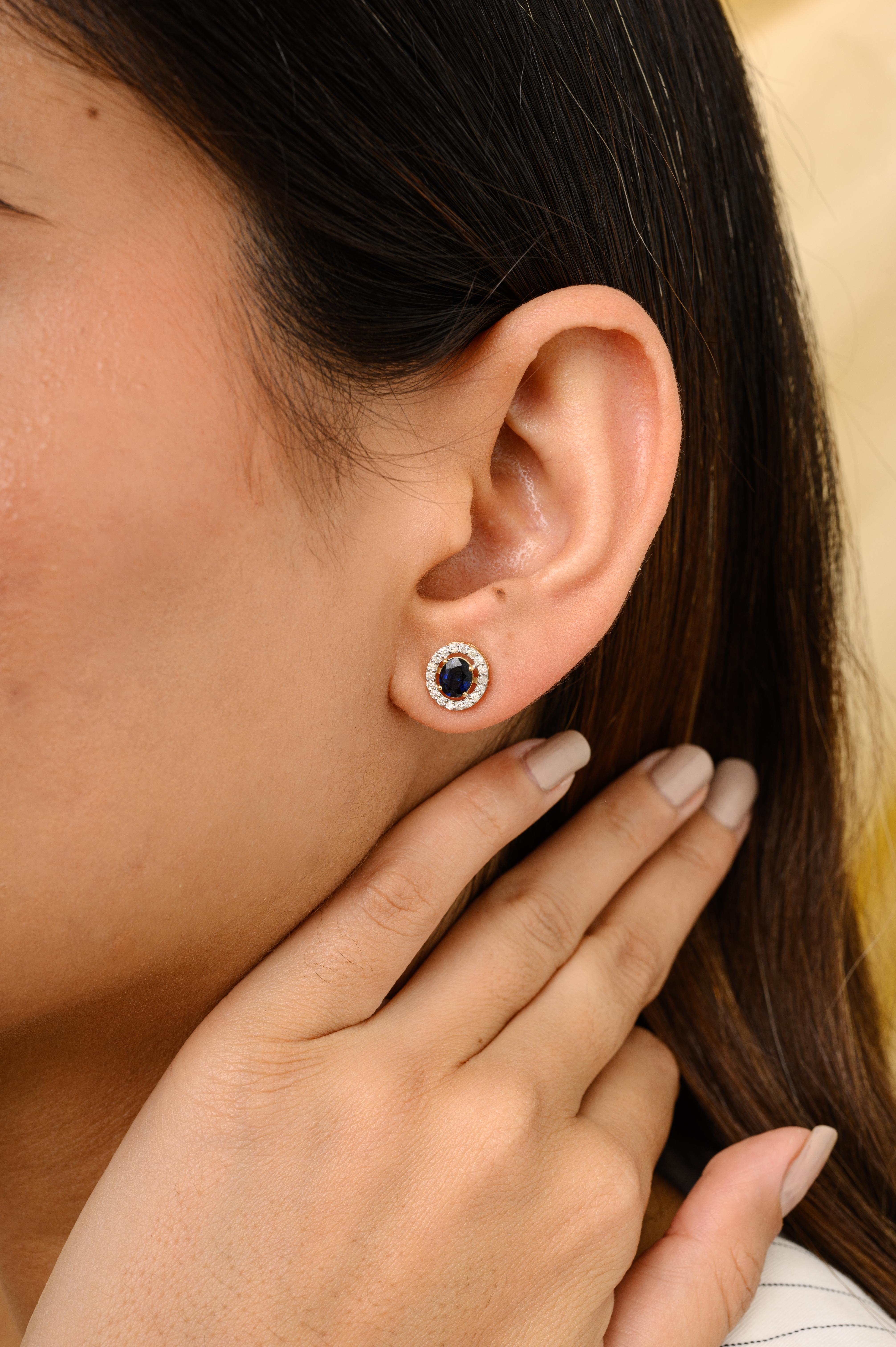 Blue Sapphire Halo Diamond Everyday Stud Earrings for Mom in 14K Gold, um mit Ihrem Look ein Statement zu setzen. Sie brauchen Ohrstecker, um mit Ihrem Look ein Statement zu setzen. Diese Ohrringe sorgen für einen funkelnden, luxuriösen Look mit
