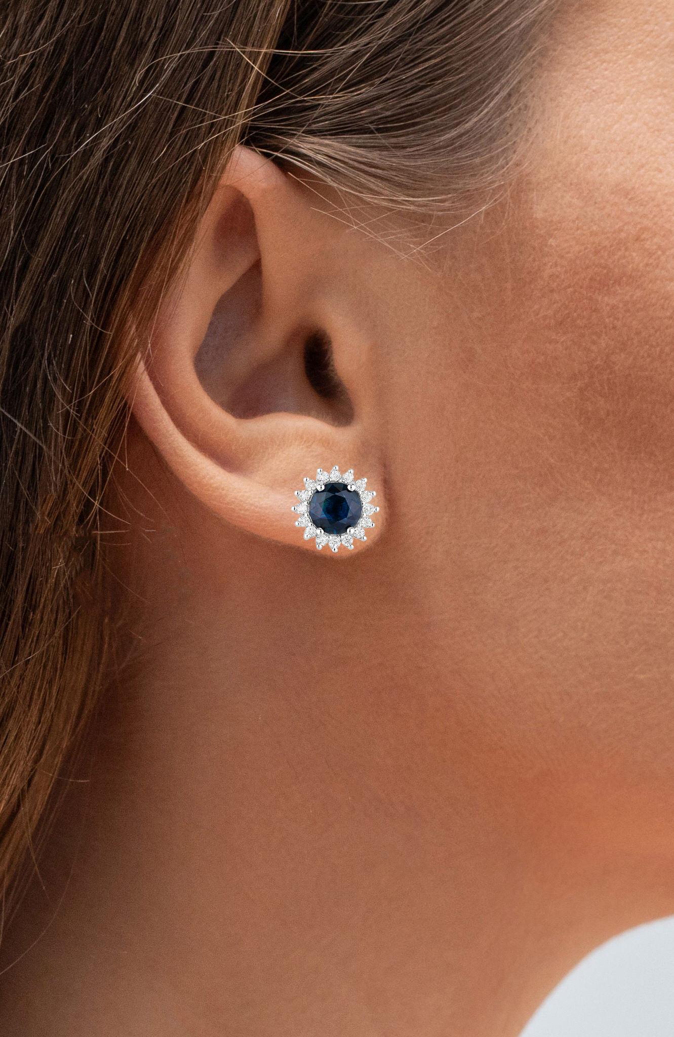 Il est accompagné d'une évaluation gemmologique par la GIA (GG/AJP).
Toutes les pierres précieuses sont naturelles.
2 saphirs bleus = 2,05 carats
32 diamants blancs = 0,30 carats
Métal : Or blanc 14K
Dimensions : 10 x 10 mm