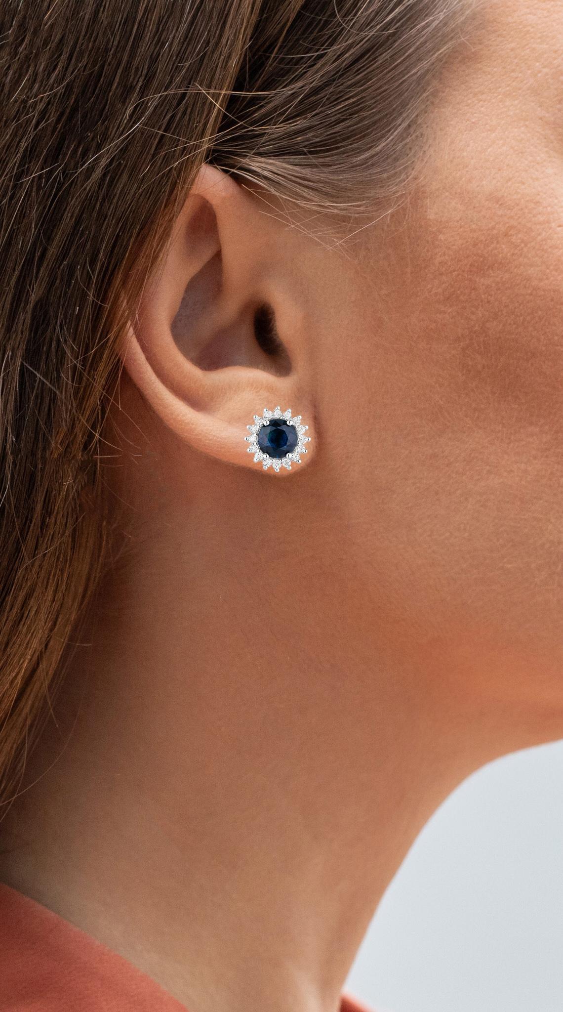Taille ronde Boucles d'oreilles saphir bleu Halo Diamants 2.3 Carats Or blanc 14K en vente