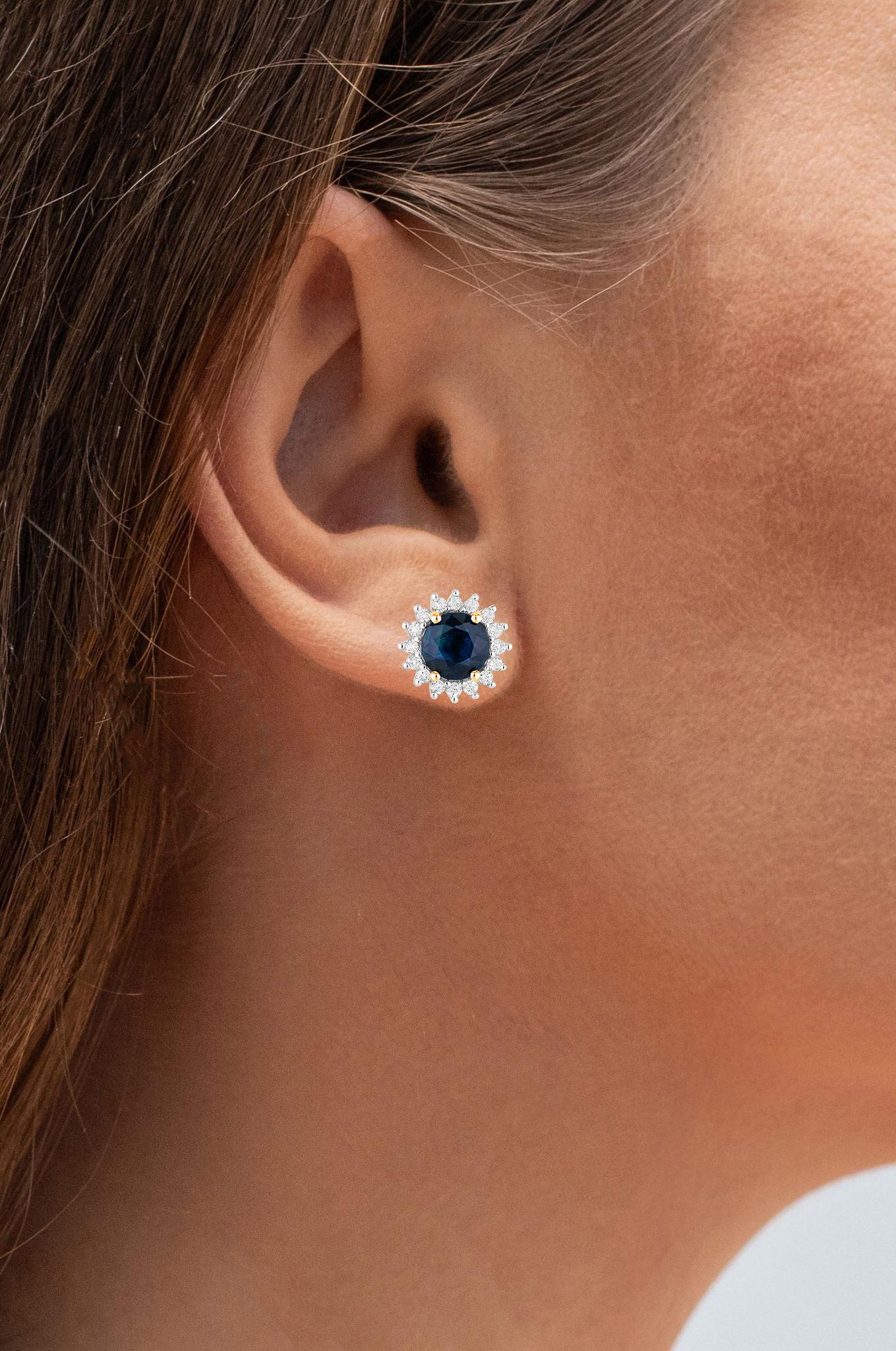Taille ronde Boucles d'oreilles saphir bleu Halo Diamants 2.3 Carats Or jaune 14K en vente