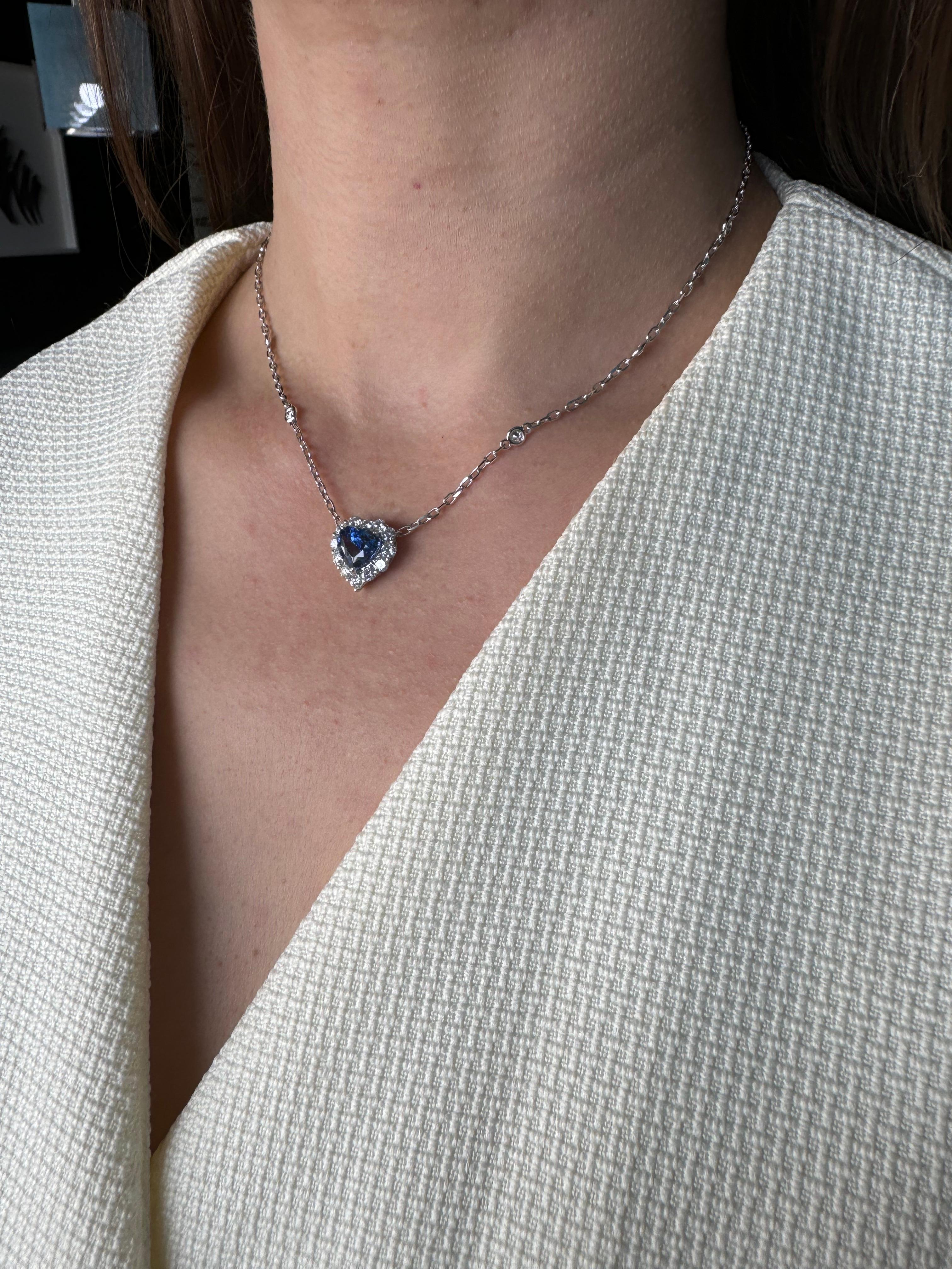 Women's or Men's Blue Sapphire Heart Shape Cut Diamonds Halo 18K White Gold Pendant Necklace For Sale